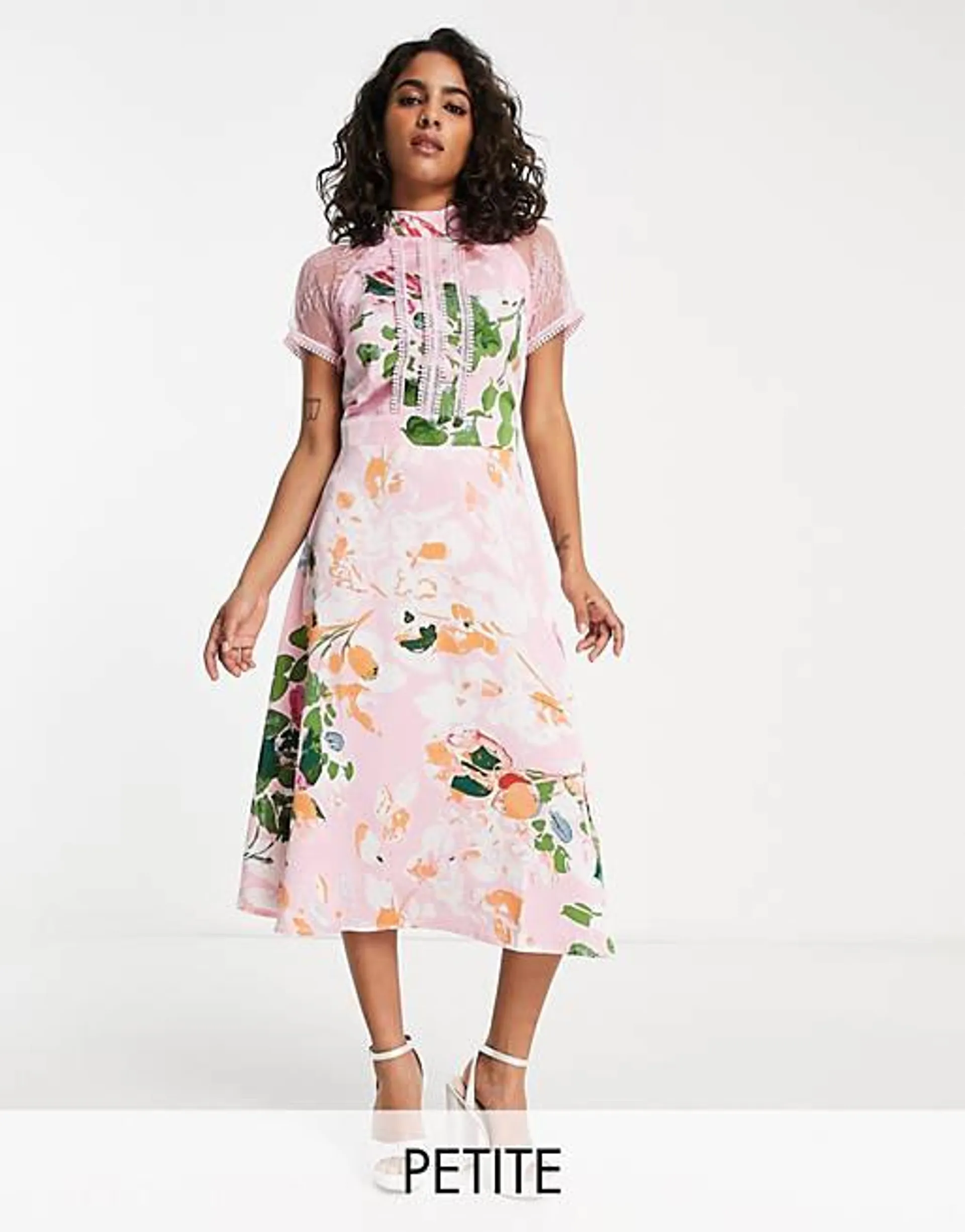 Liquorish Petite – A-linjeformad midiklänning med blommönster och spetsdetalj