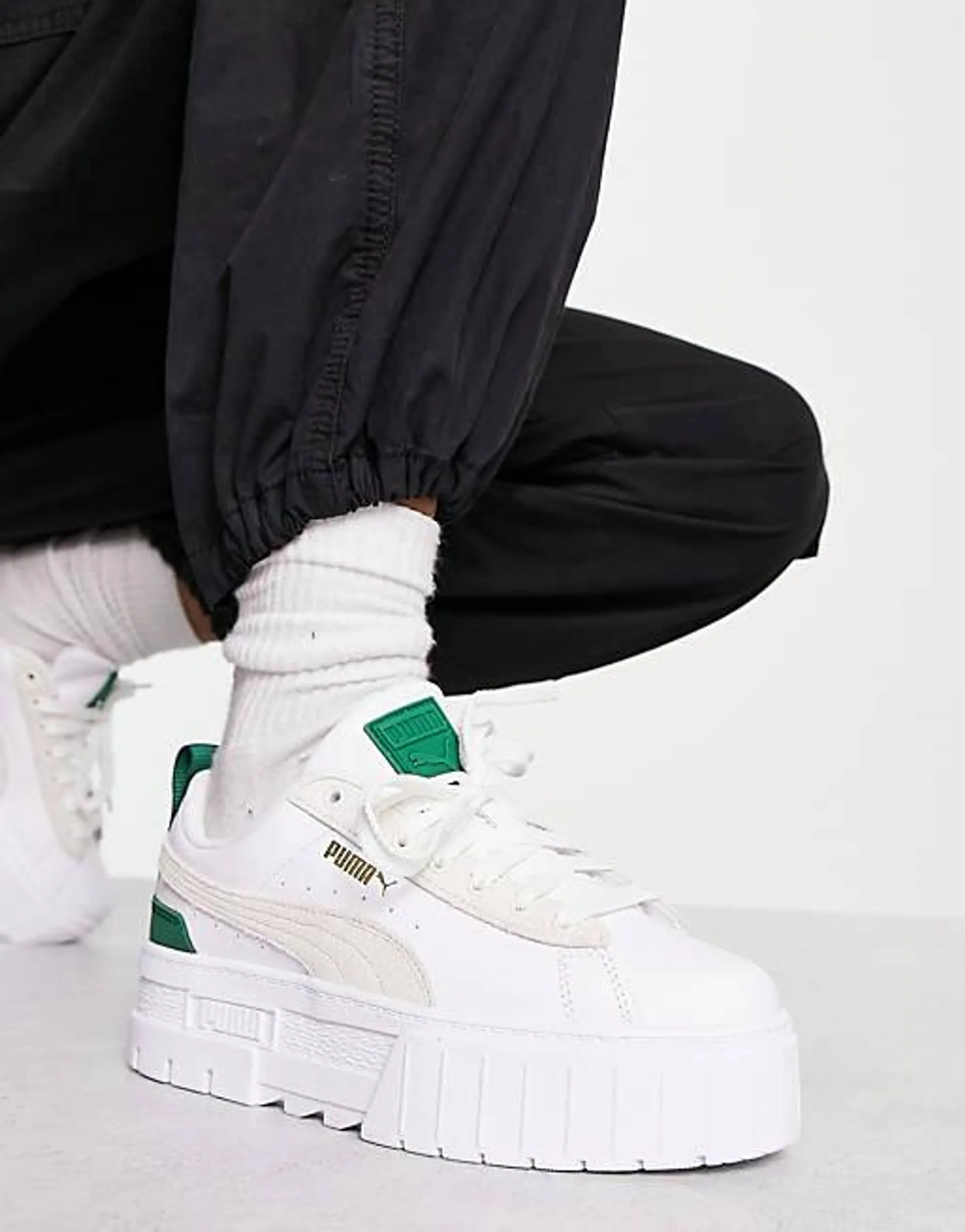 PUMA – Mayze – Vita sneakers med gröna detaljer