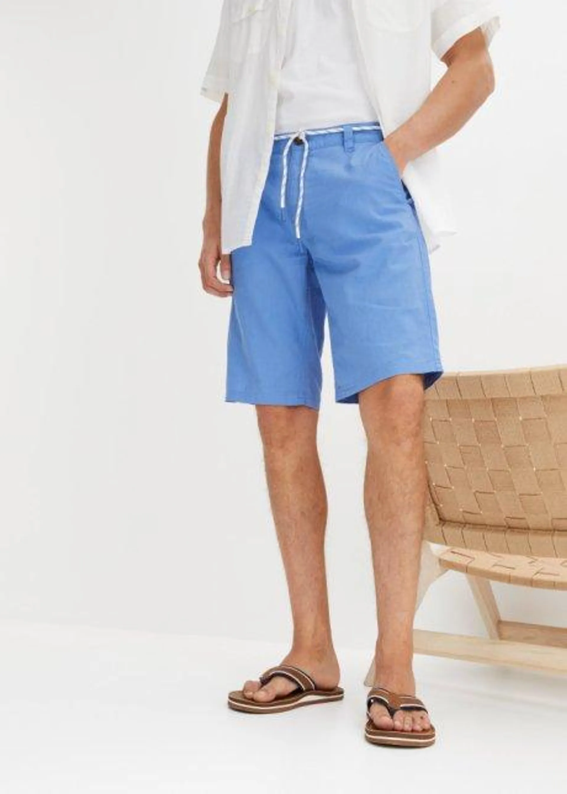 Linneshorts i chinosmodell med knytband, regular fit