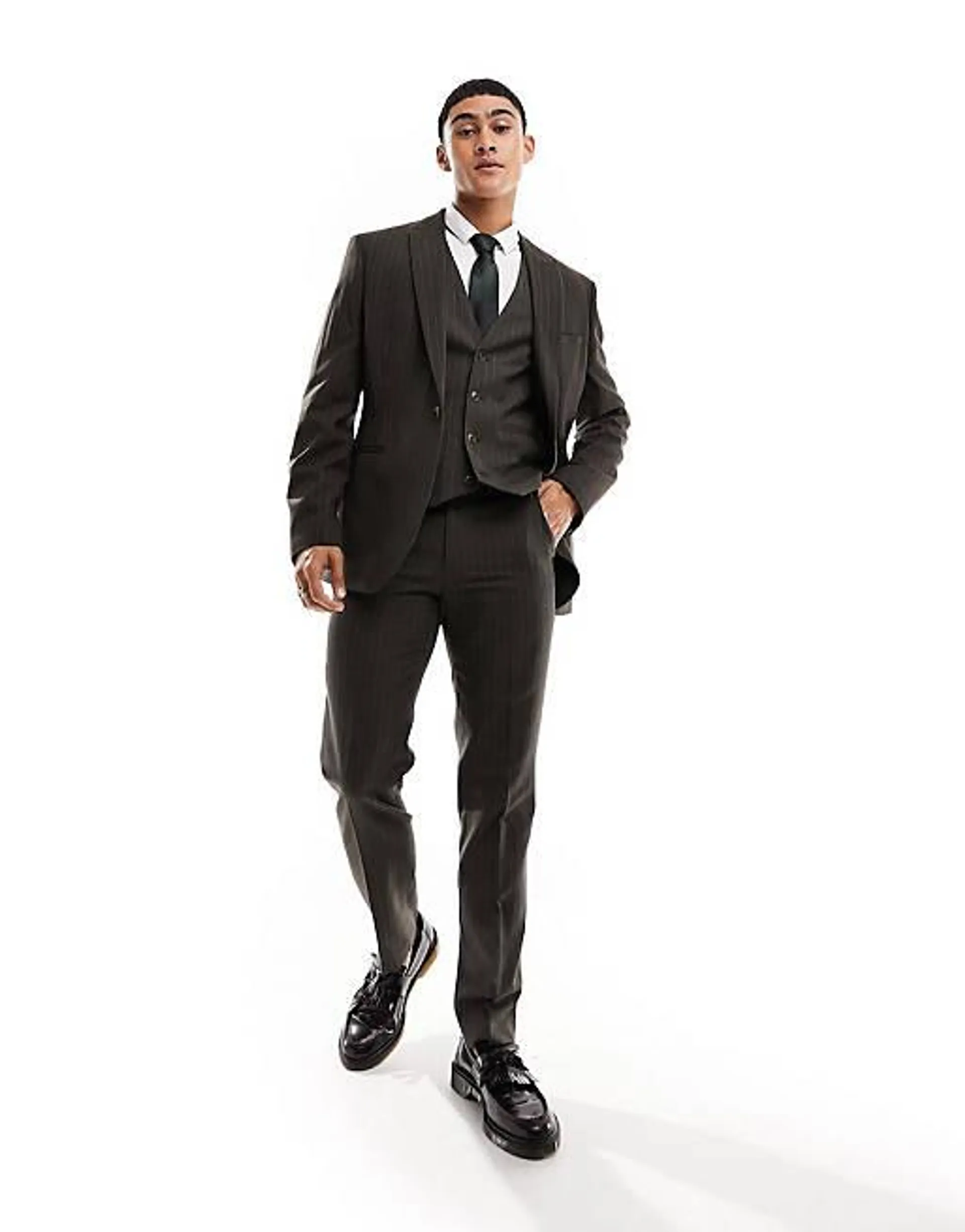 ASOS DESIGN – Brun, kritstrecksrandig, smal kostym
