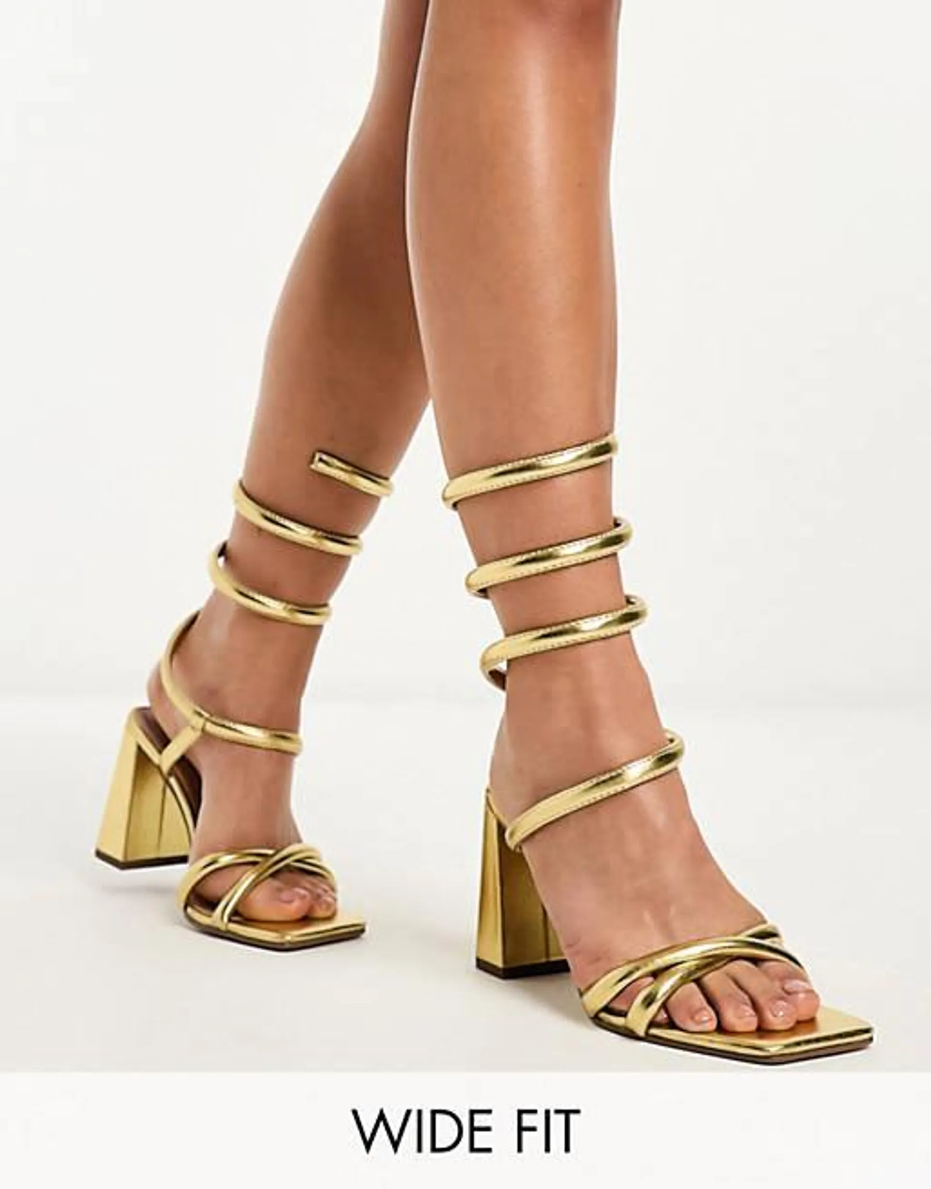 ASOS DESIGN – Neo – Guldfärgade sandaler med bred passform, hög klack och spiraldetalj
