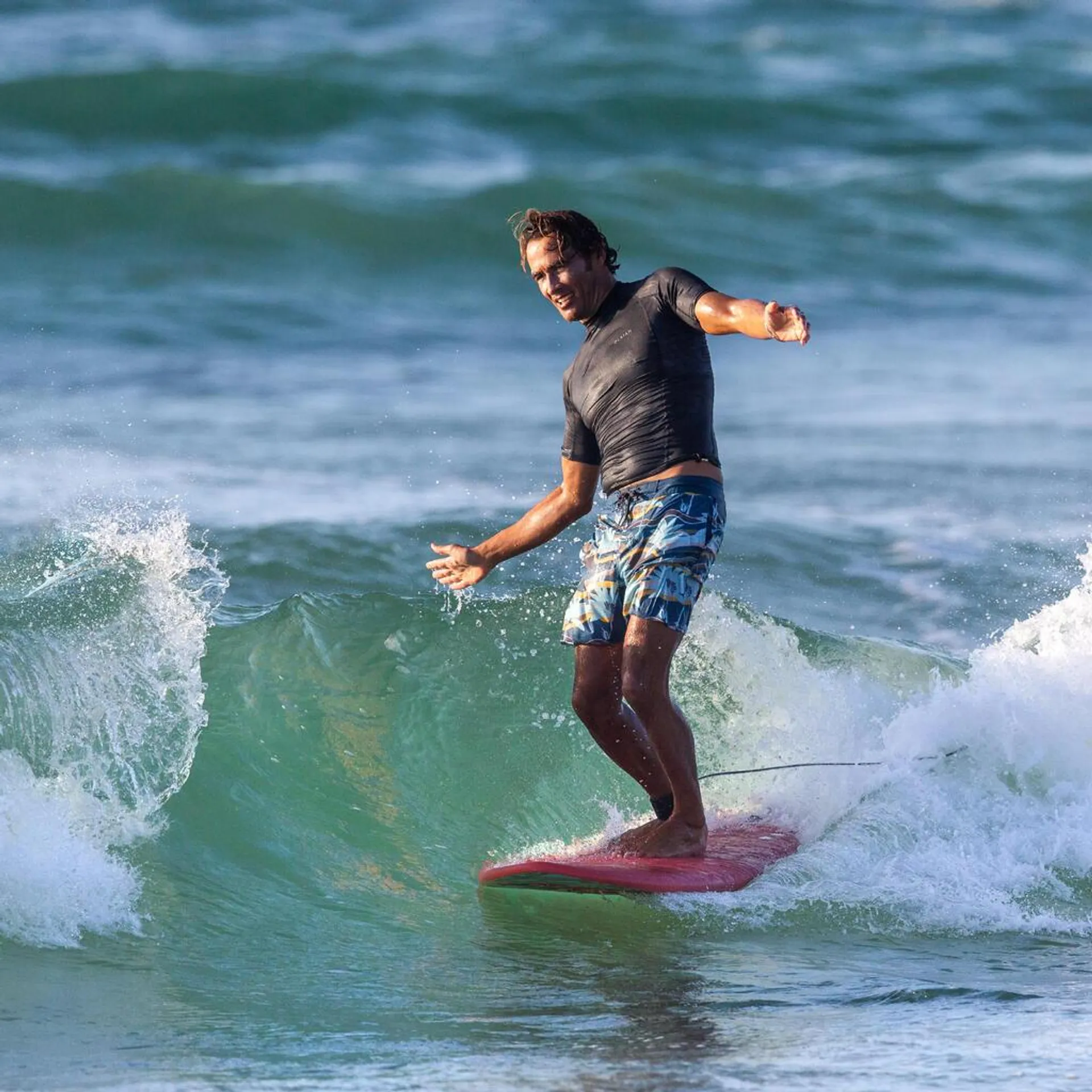 Pánske tričko 500 Beast na surf s UV ochranou krátky rukáv