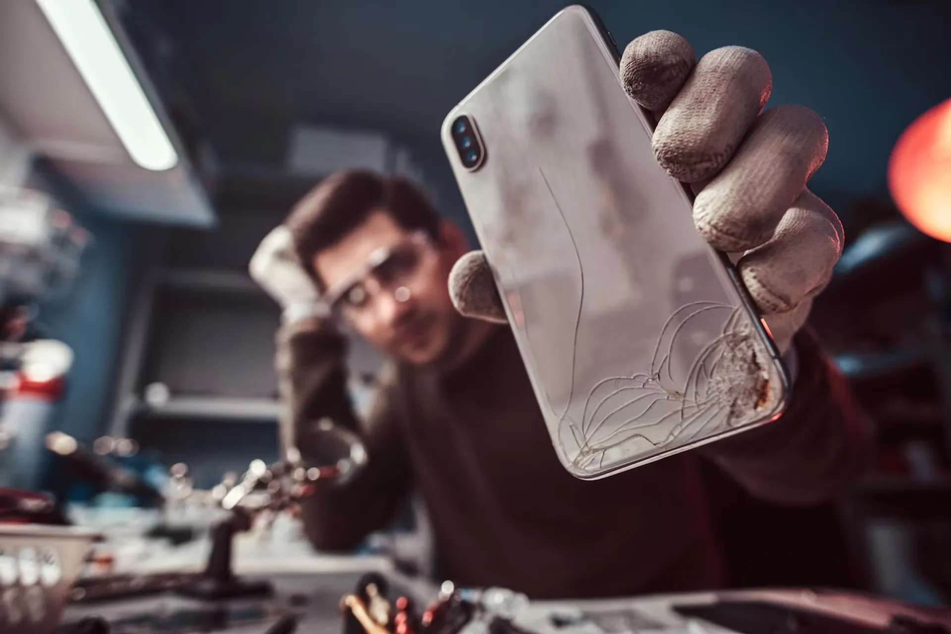 Kapotte mobiele telefoons: Is het eigenlijk goedkoper om de onderdelen te vervangen of een nieuwe te kopen?