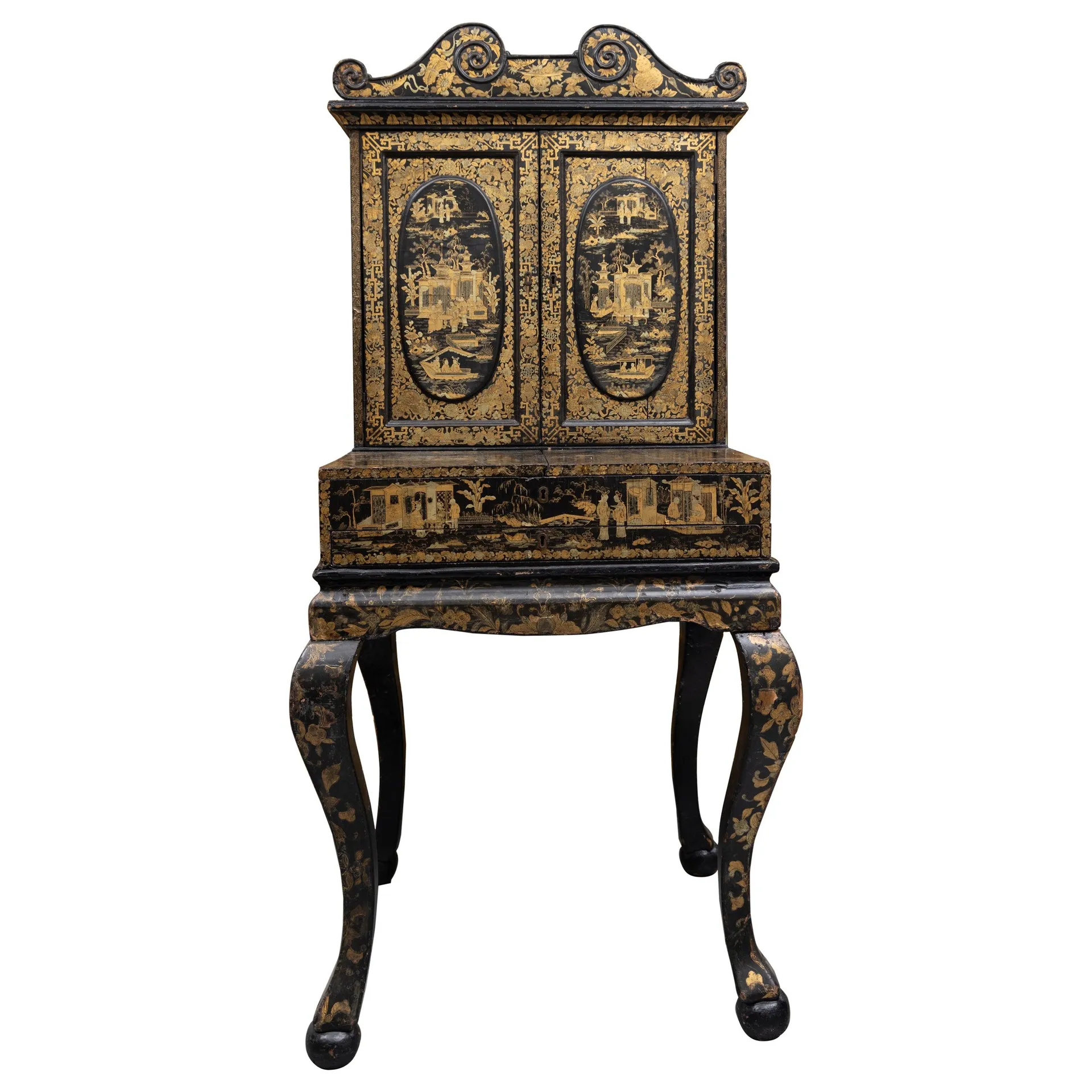 Gabinete inglés de la Regencia, lacado en negro y con chinoiseries doradas en el conjunto, c.1820