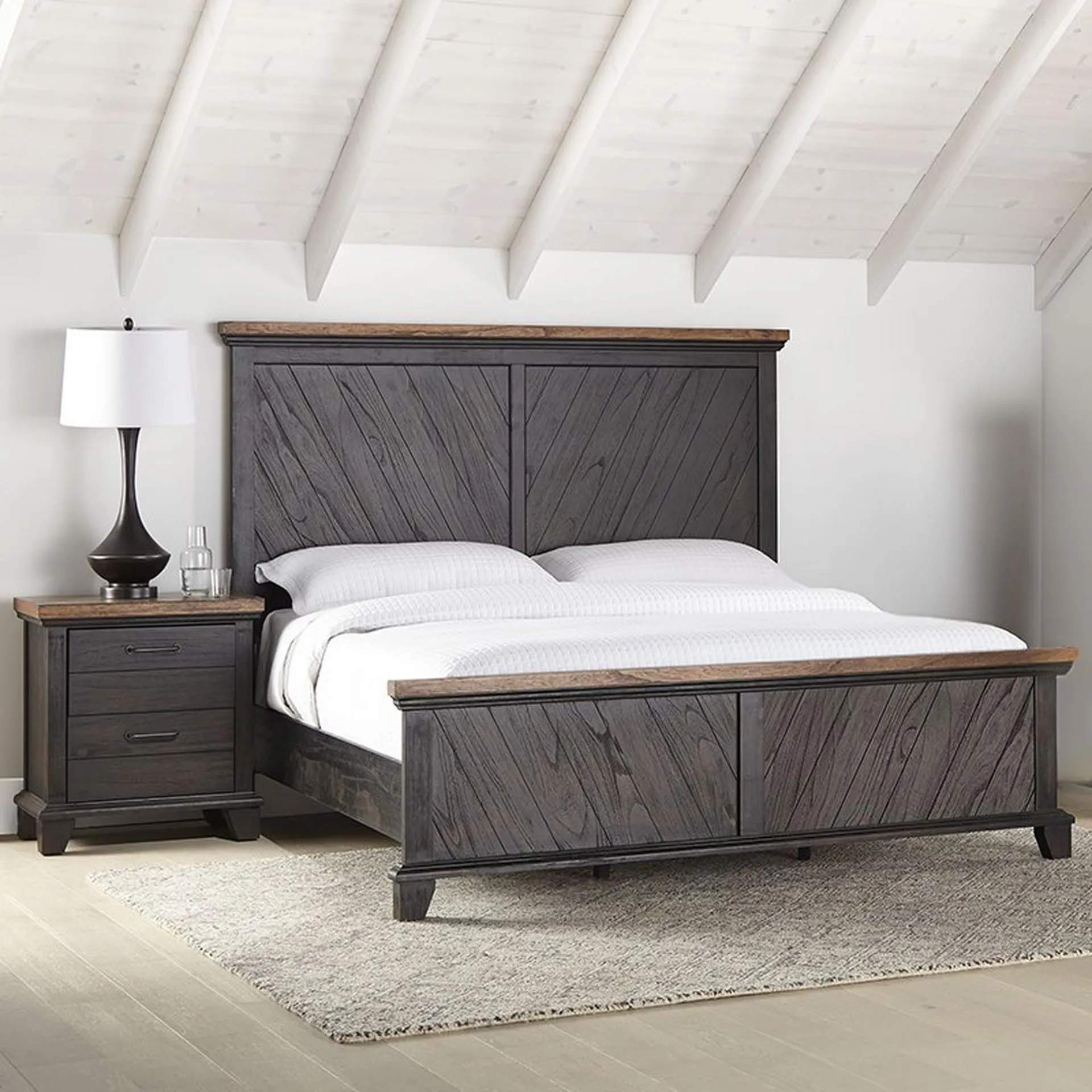 Cama tamaño king Bear Creek con mesa de noche