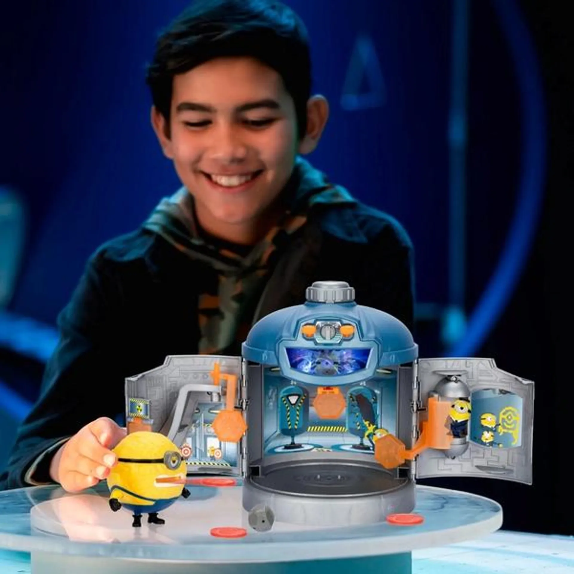 Despicable Me 4 Mega Minions Transformation Chamber Set