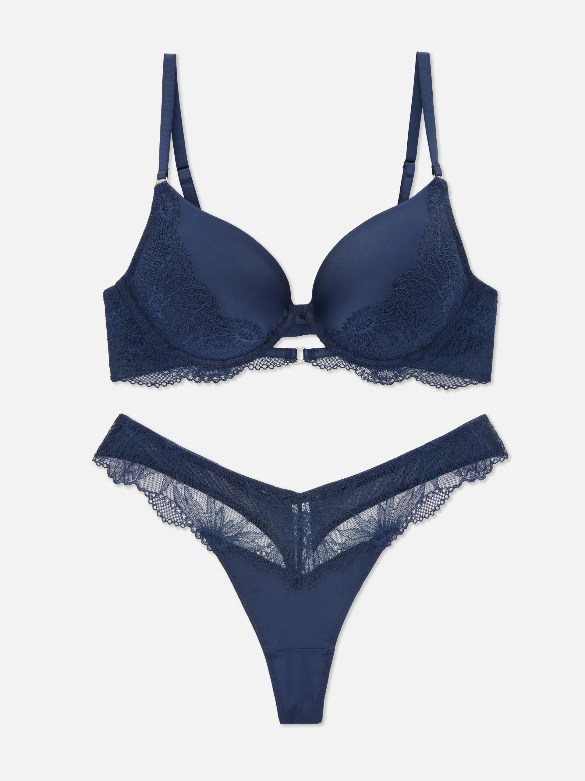 Ensemble soutien-gorge push-up et string en satin et dentelle