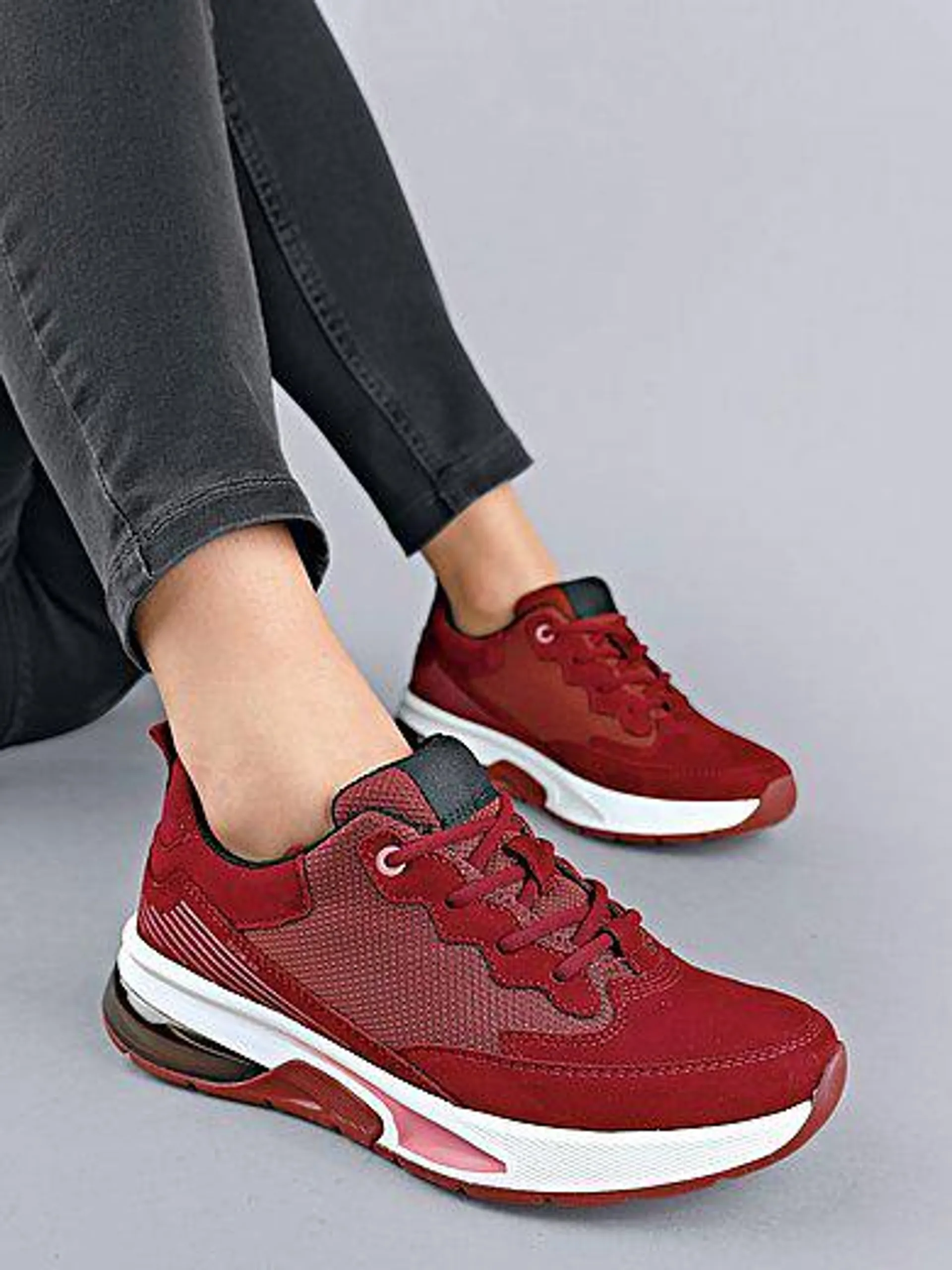 Sneakers with flexible lacing