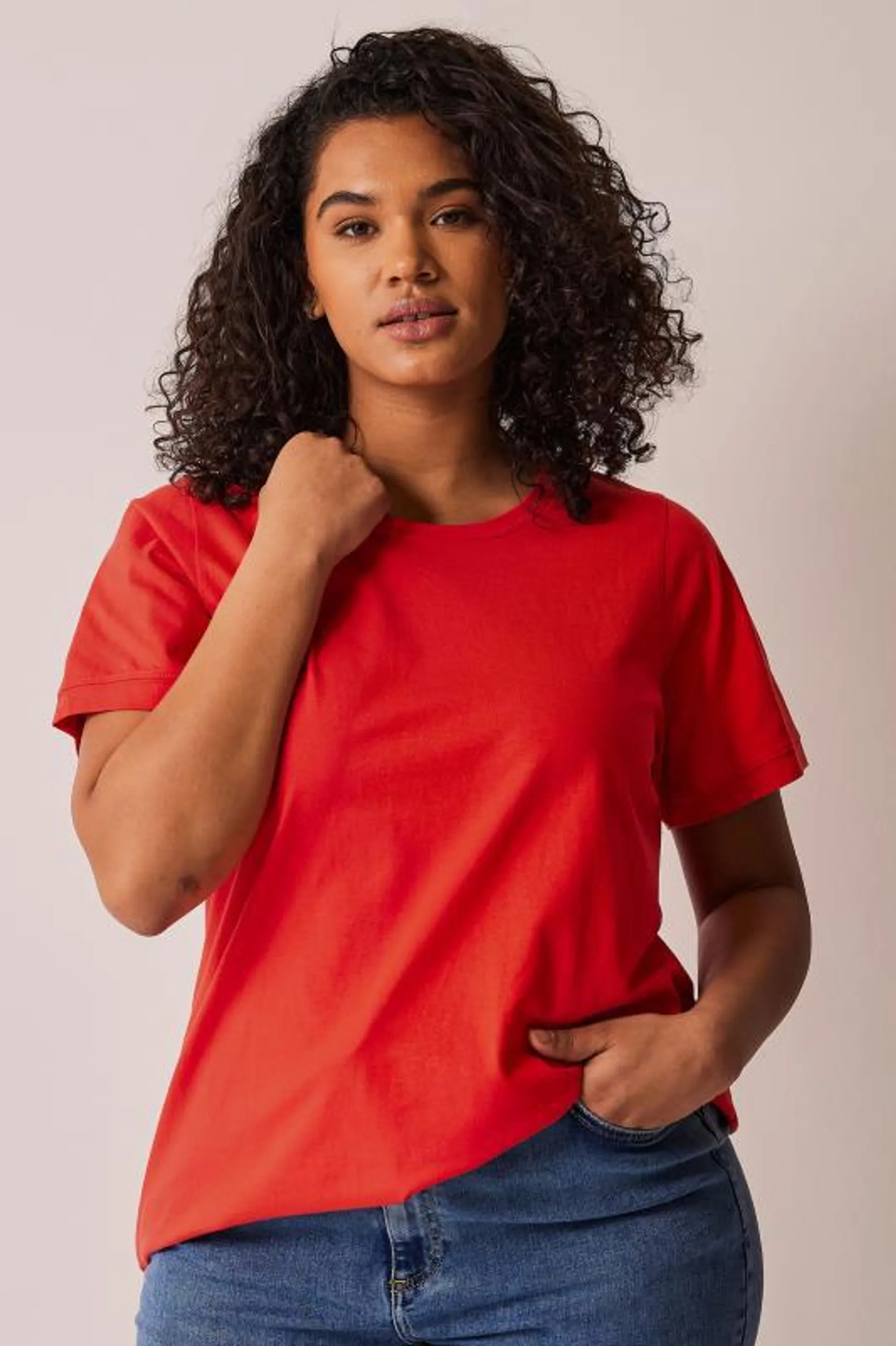 EVANS Curve Poppy Red Essential T-Shirt