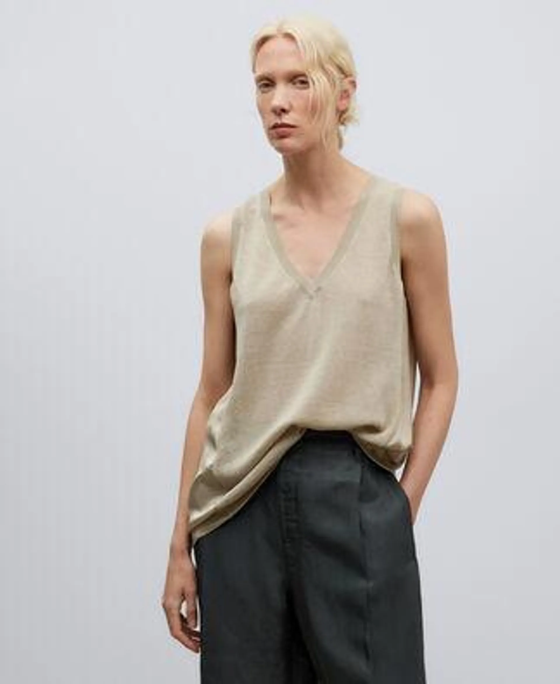 Double textured V-neck top woman