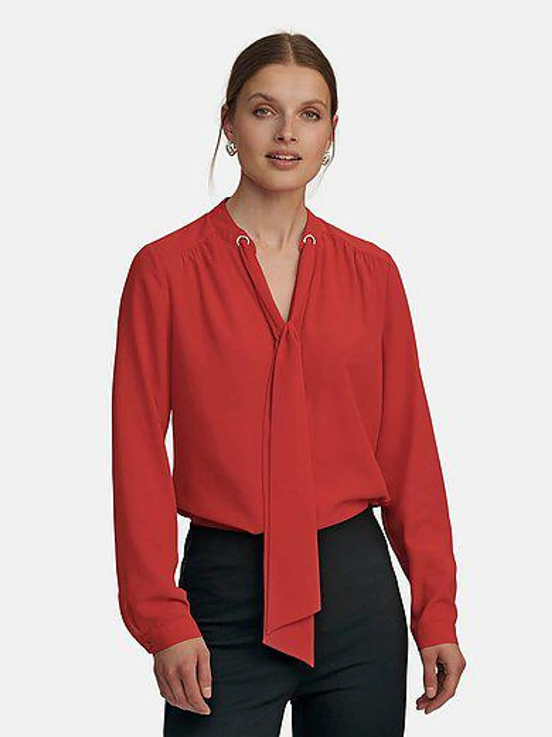 Blouse with long sleeves and round neckline