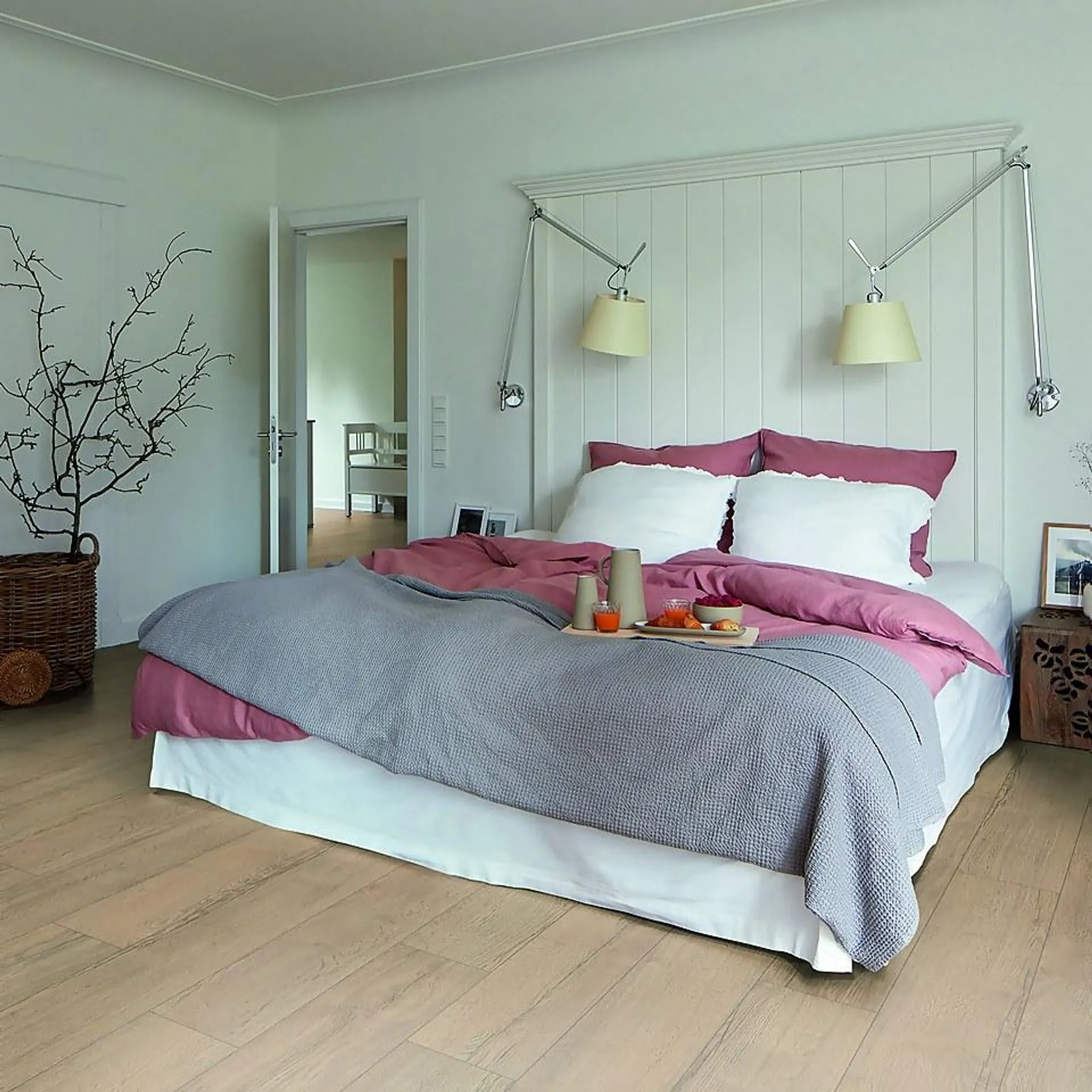 EGGER HOME Natural Elva Oak 8mm Laminate Flooring - 1.99 sqm Pack