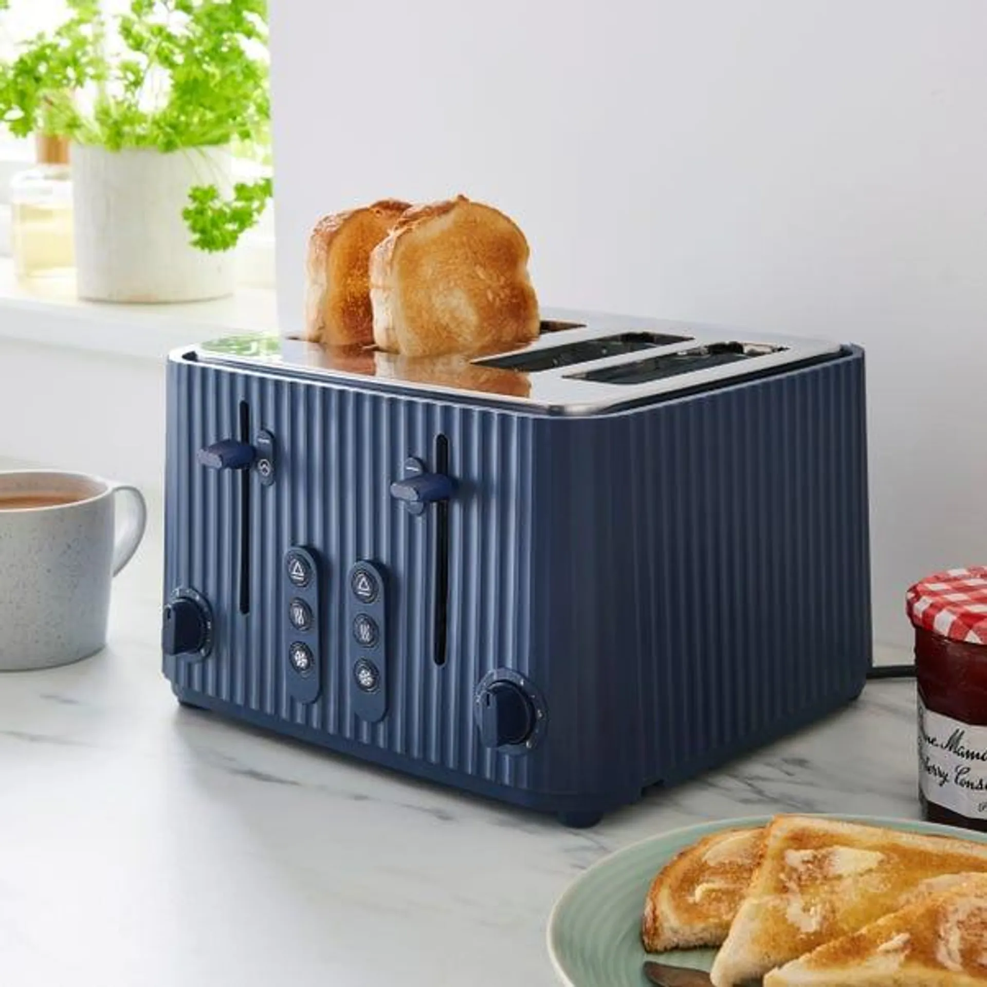 Textured Ribbed Plastic 4-Slice Toaster