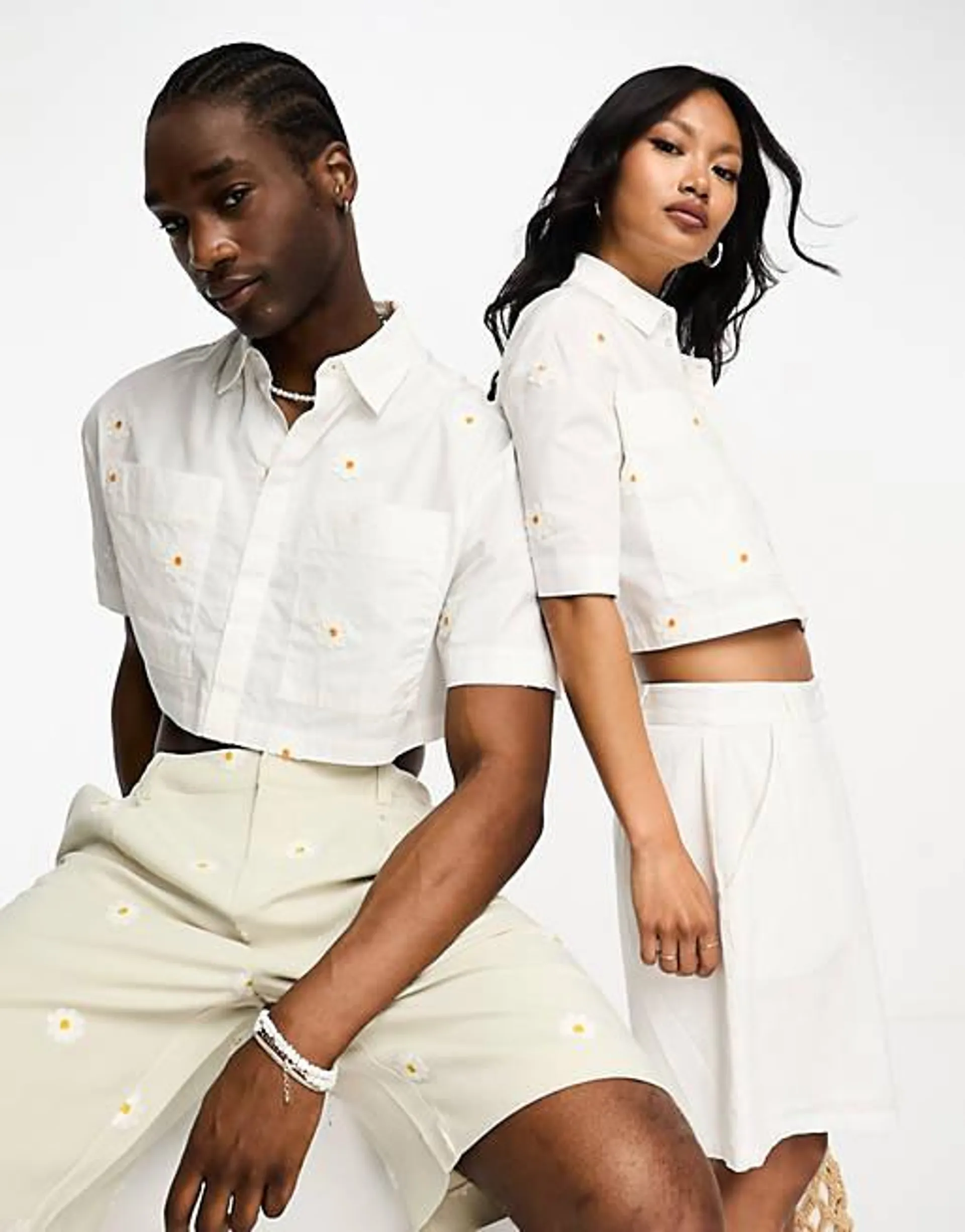IIQUAL unisex cropped shirt with embroidered daisies in white