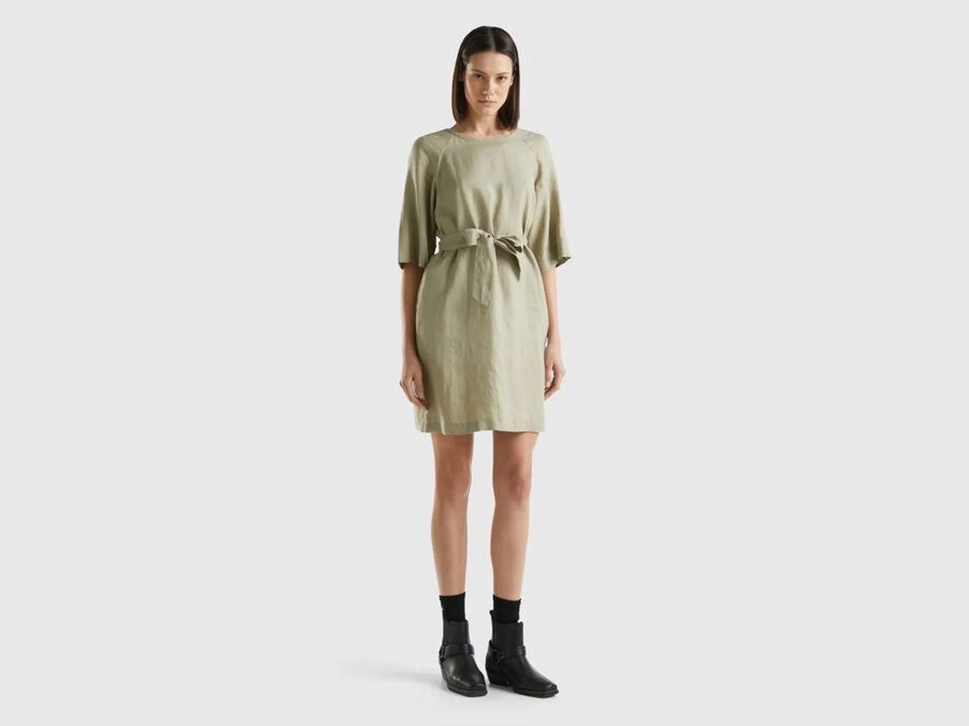 Short dress in pure linen