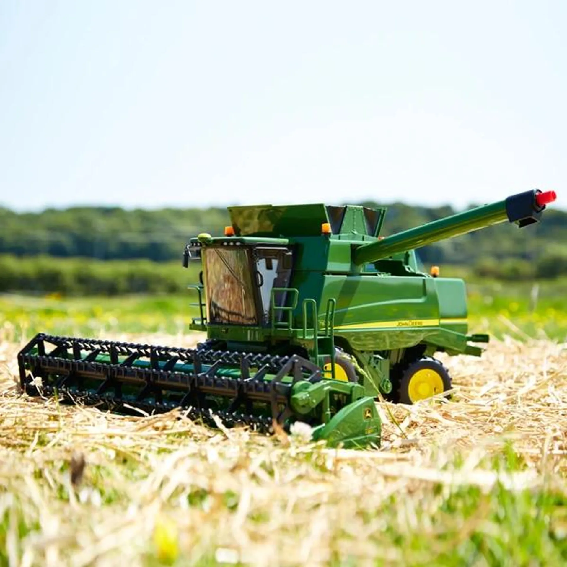 Bruder John Deere 1:16 Combine Harvester T670i