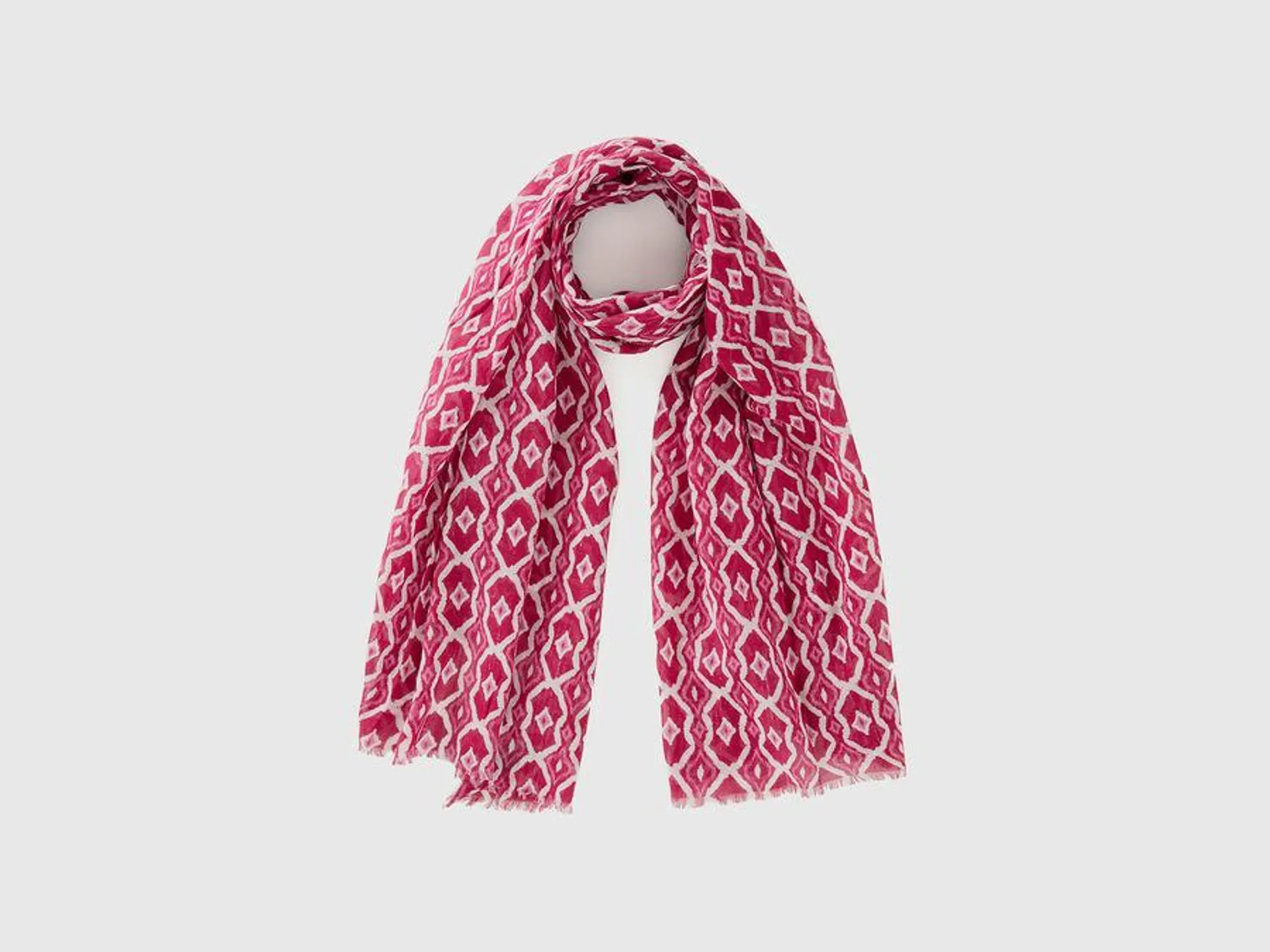 Scarf with geometric pattern