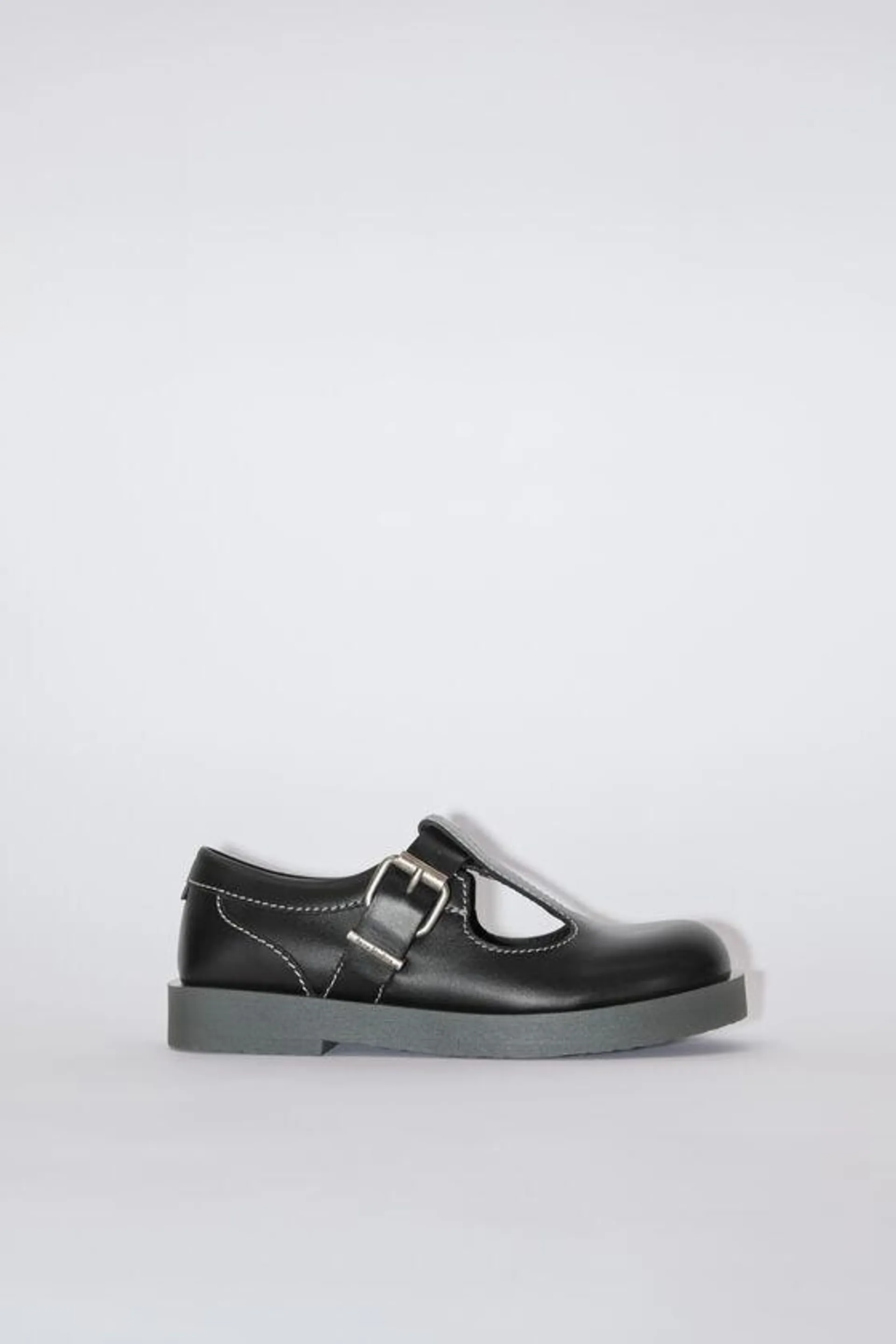 Leather buckle shoes