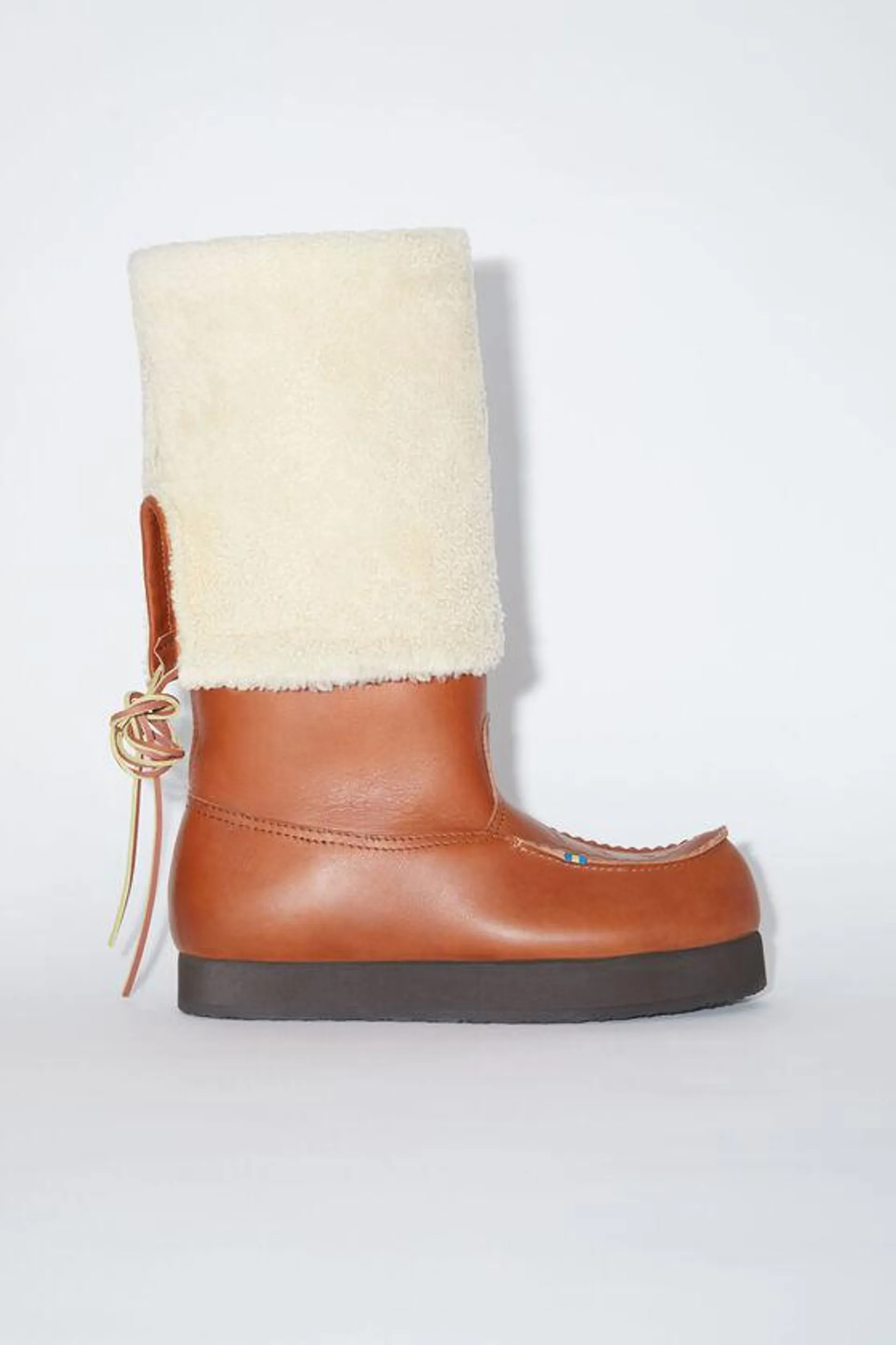 Leather boots reversible shearling