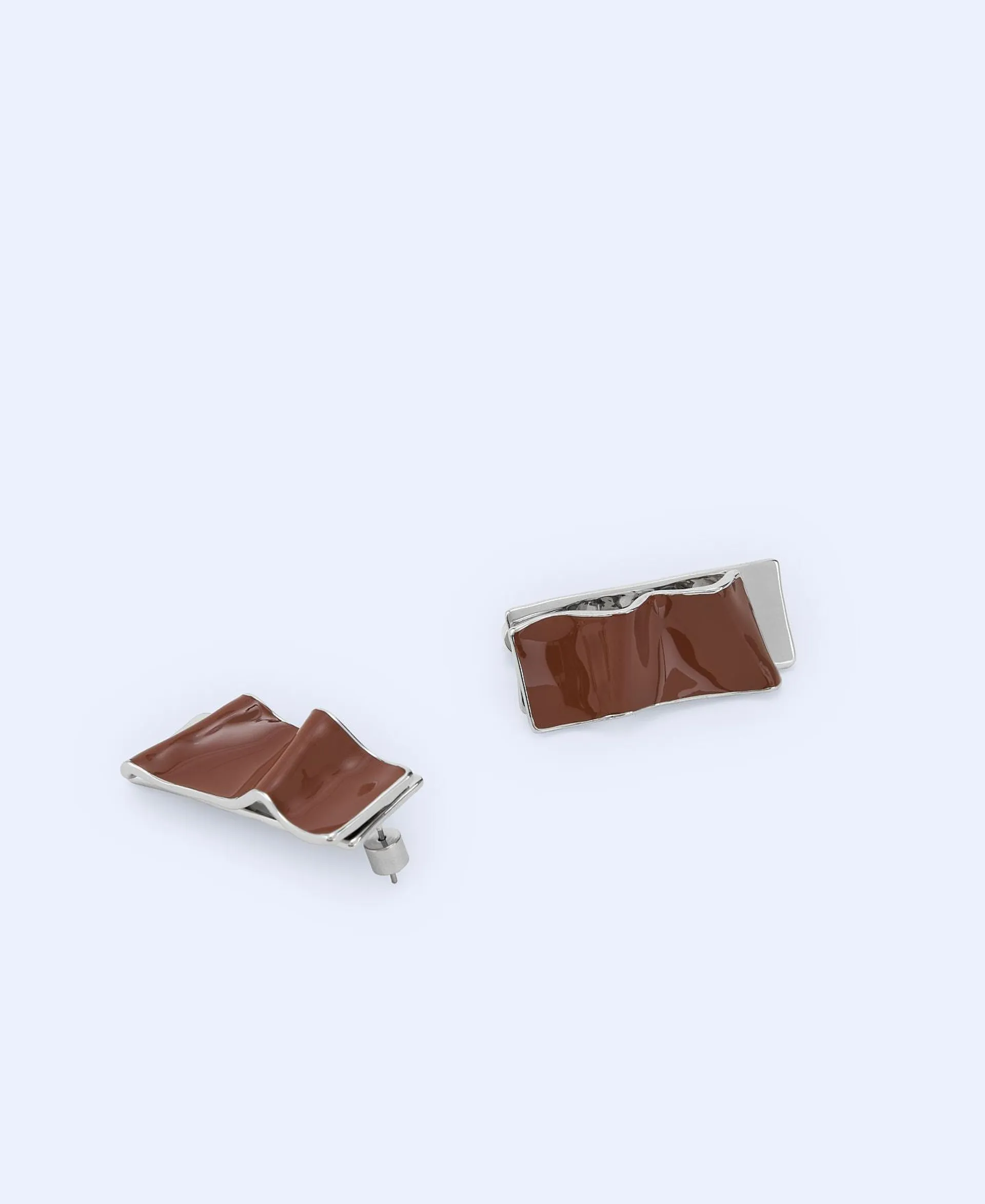 Lacquered Pliegue motif earring