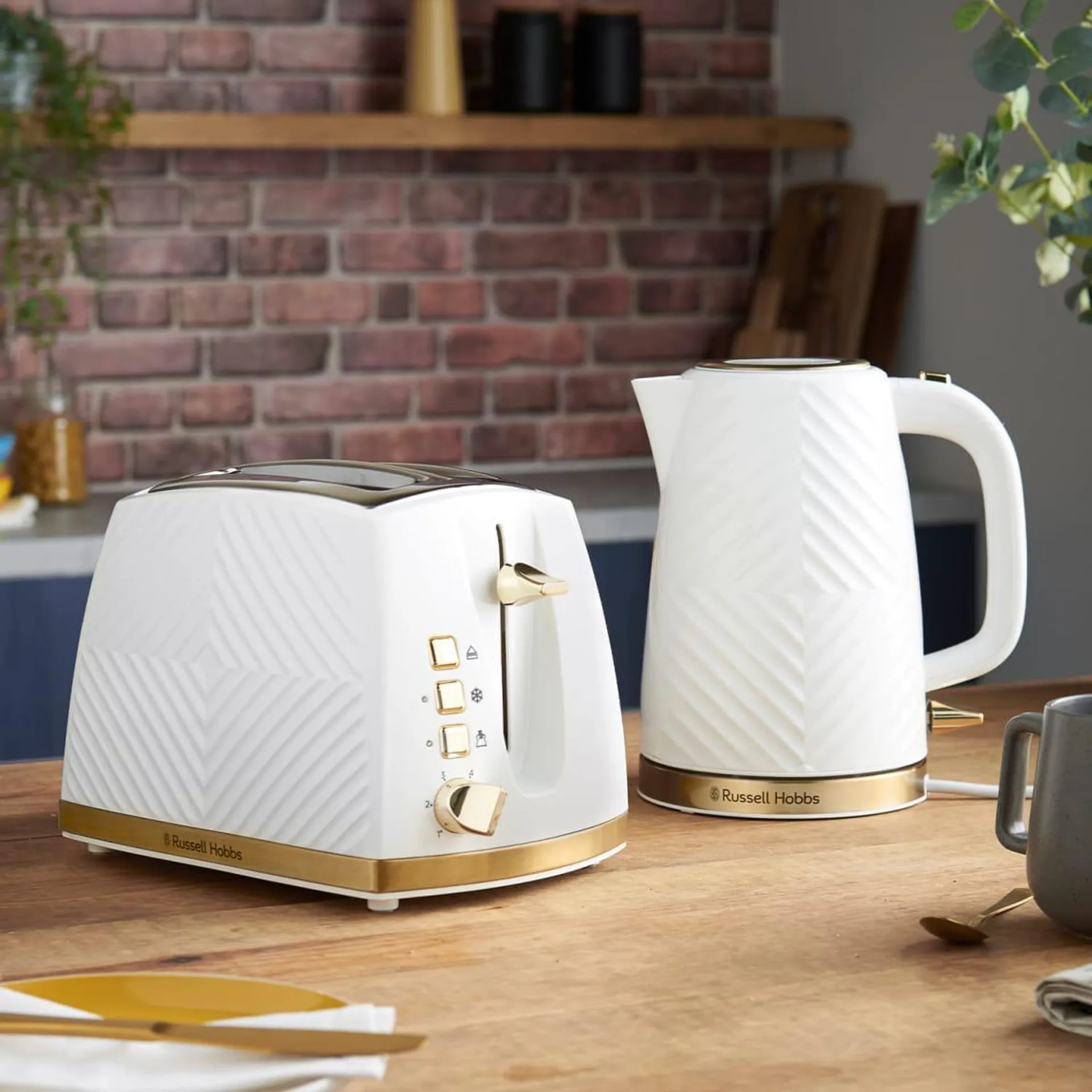 Russell Hobbs Groove Toaster - White & Gold