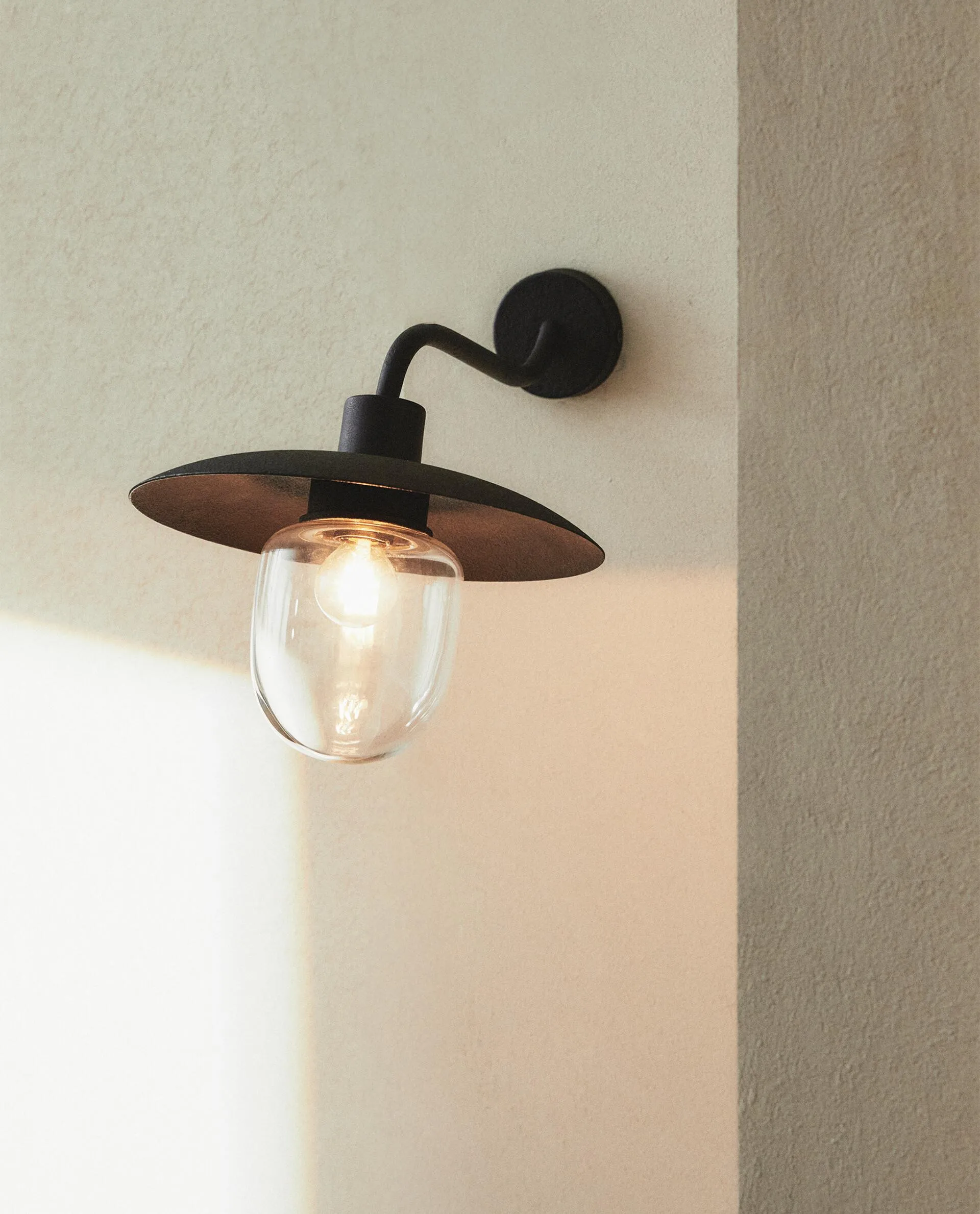 LAMP | OUTDOOR METAL WALL FIXTURE