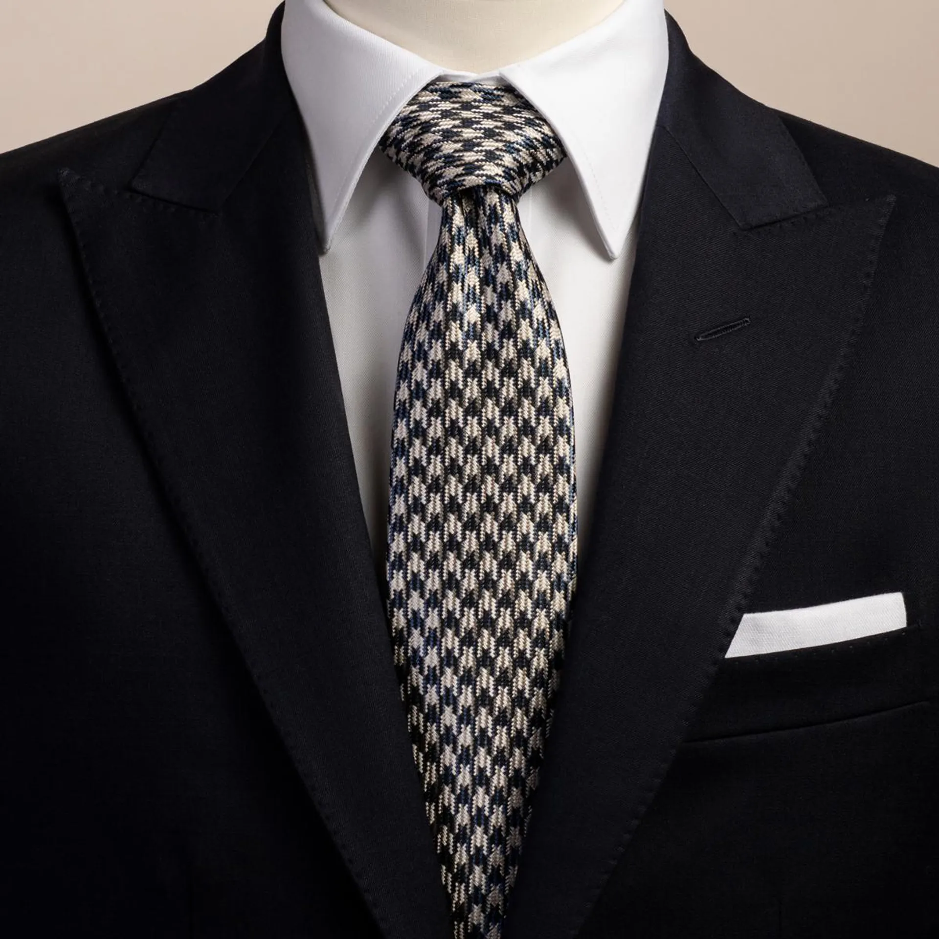 Patterned beige silk tie