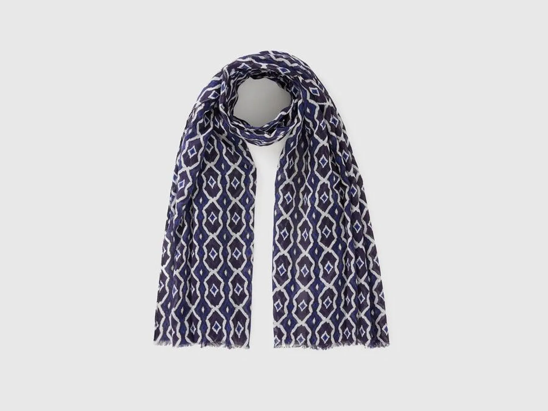 Scarf with geometric pattern