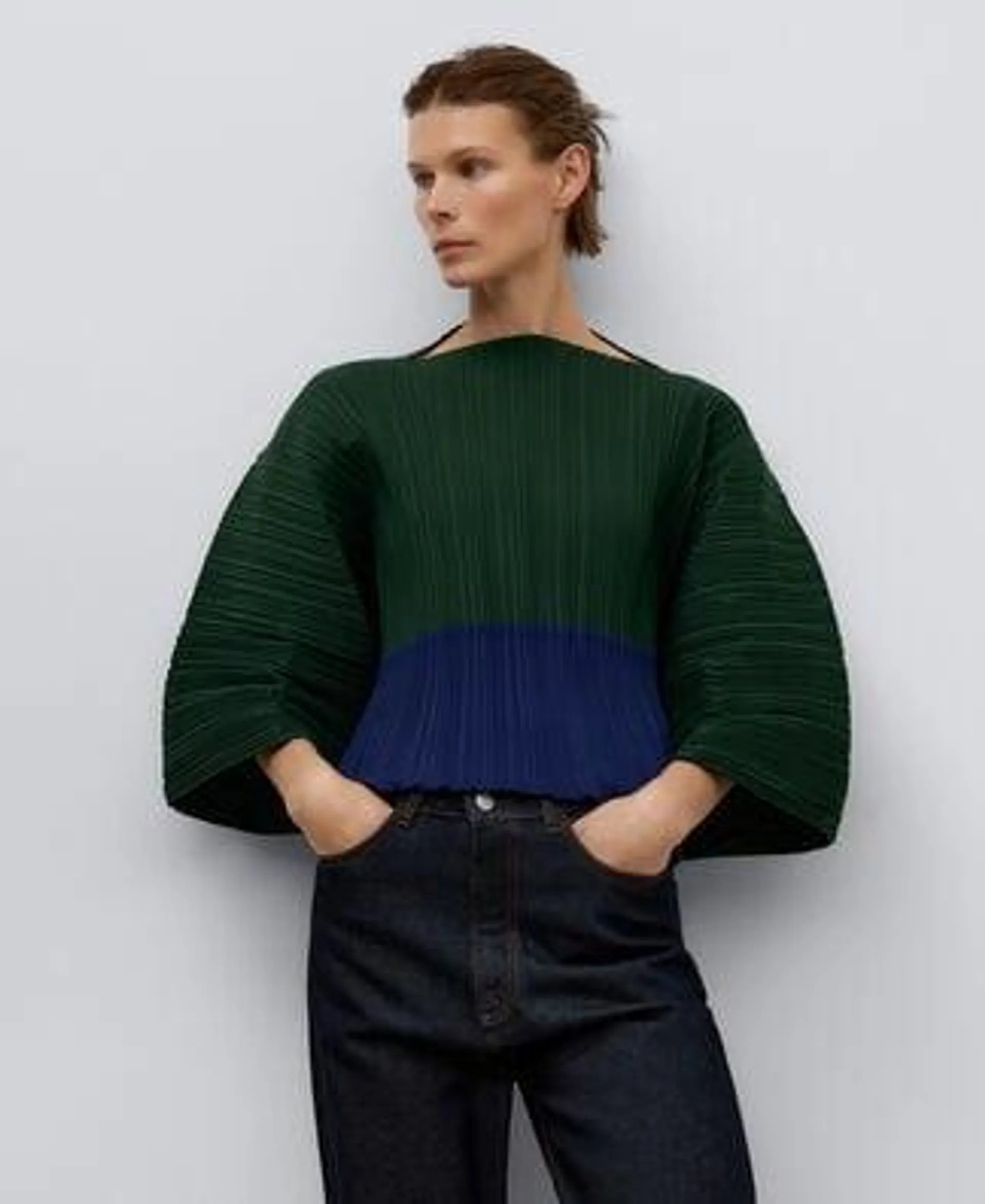 Two-tone crinkle top woman