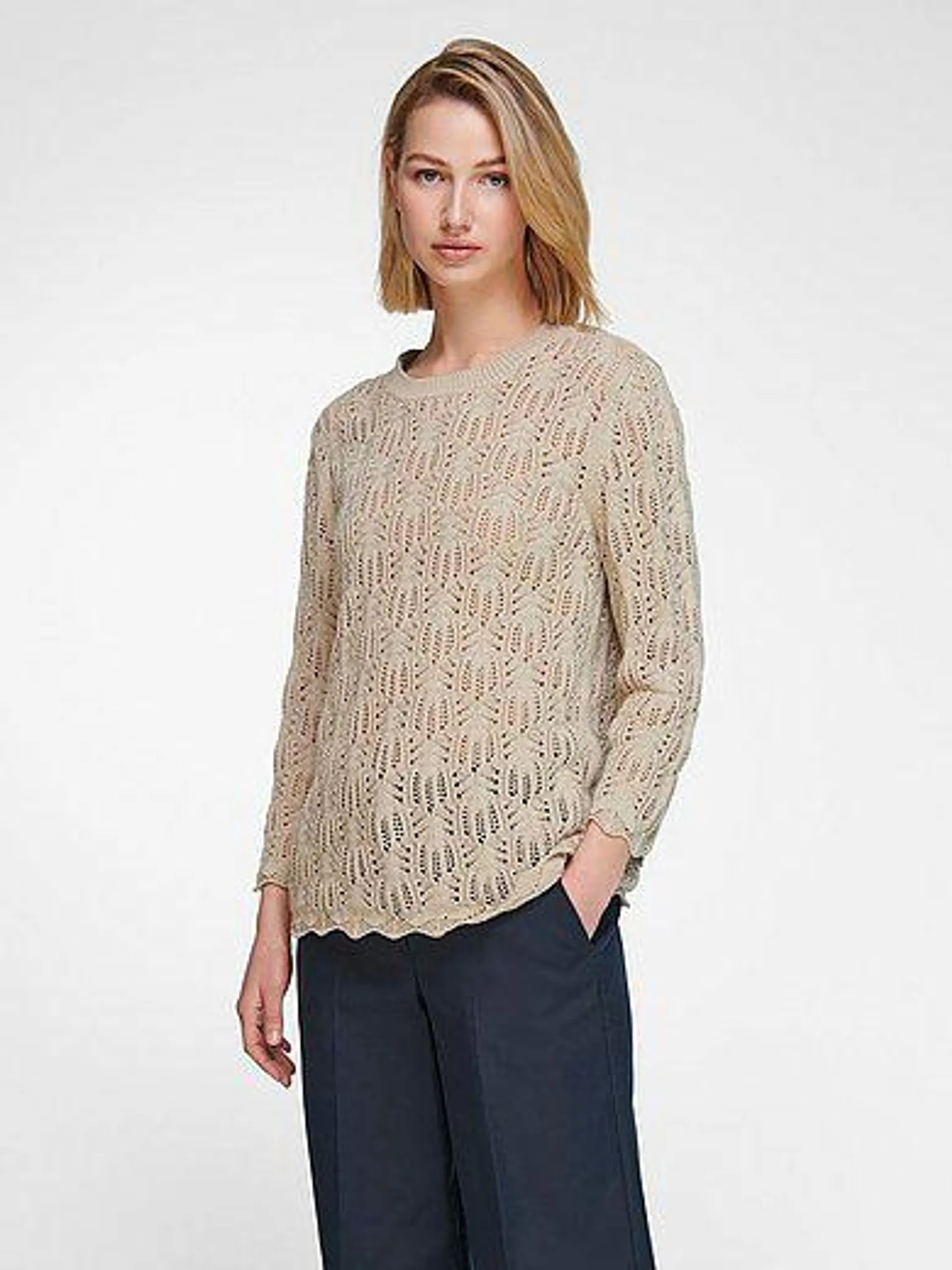 Round neck jumper with 3/4-length sleeves