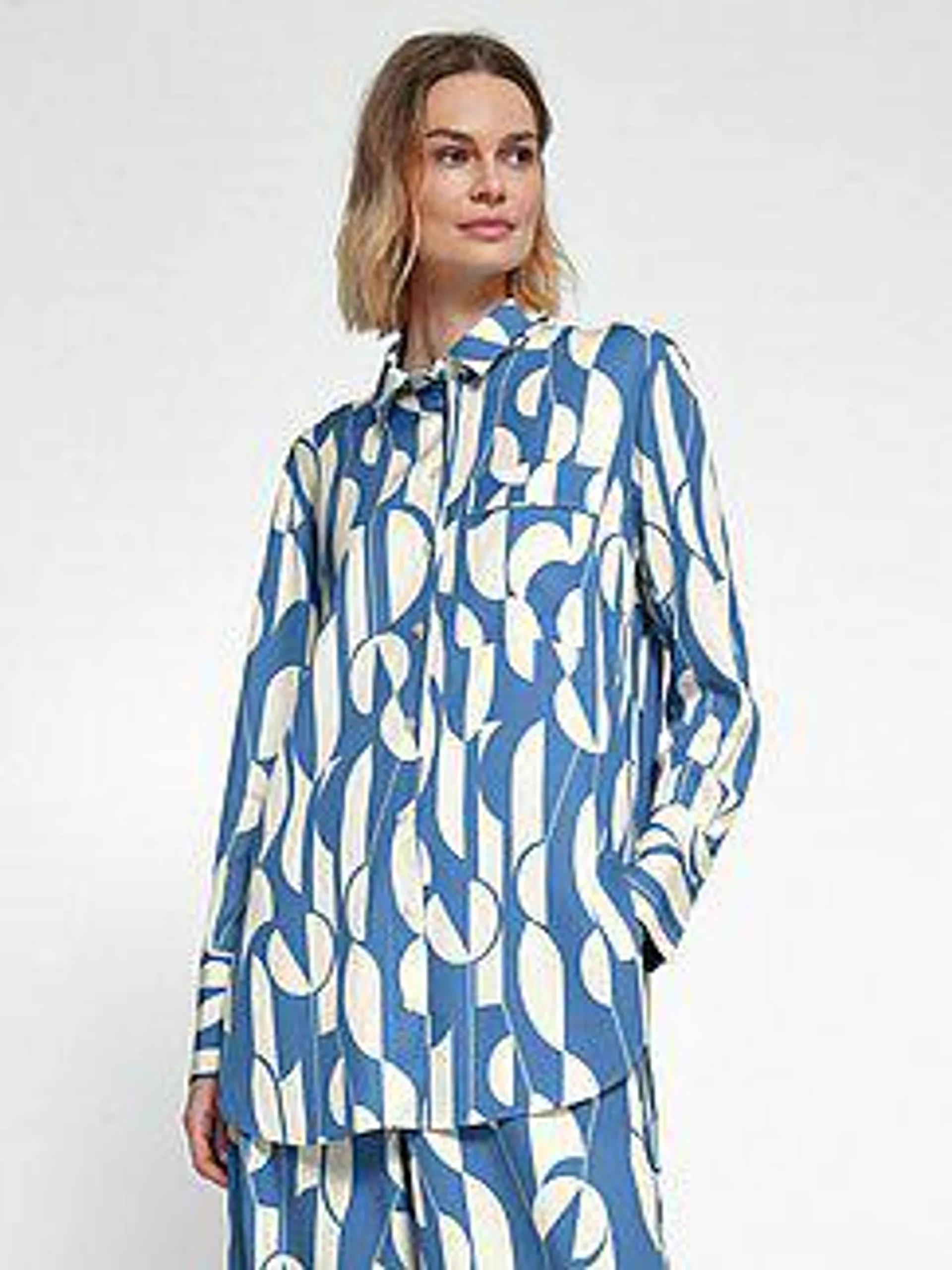 Long blouse with long sleeves