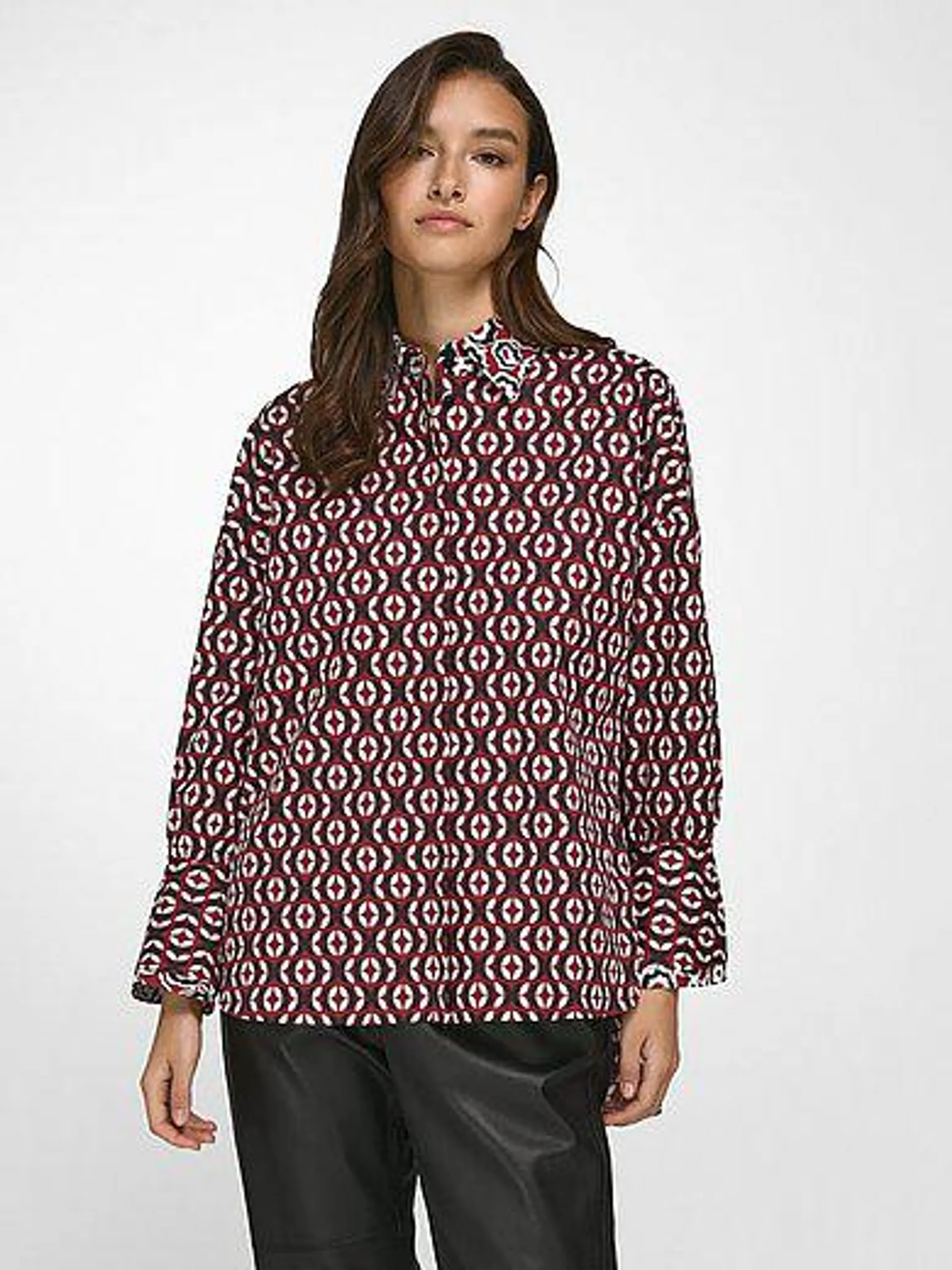 Long blouse with long sleeves