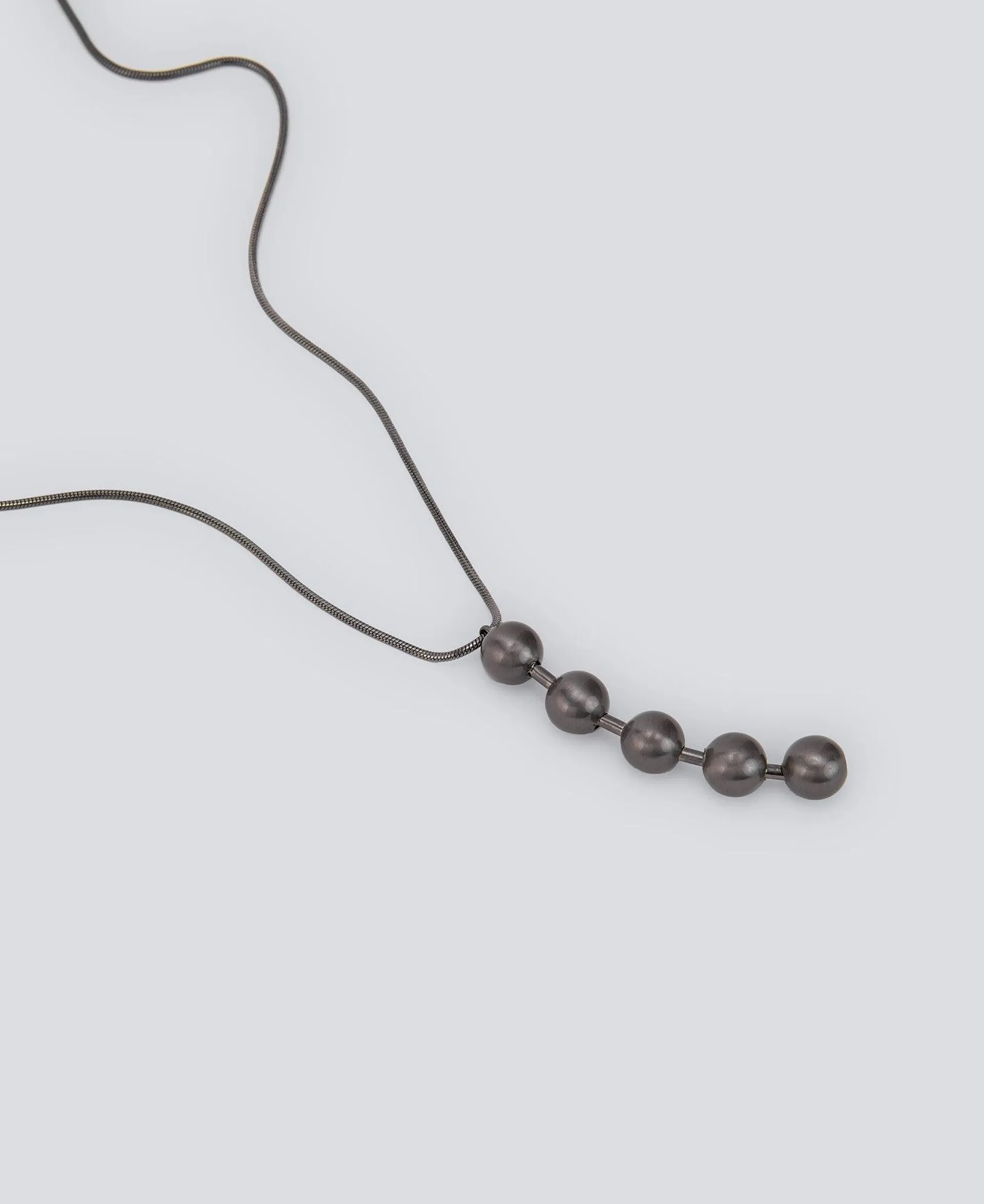 Metal necklace with spheres woman