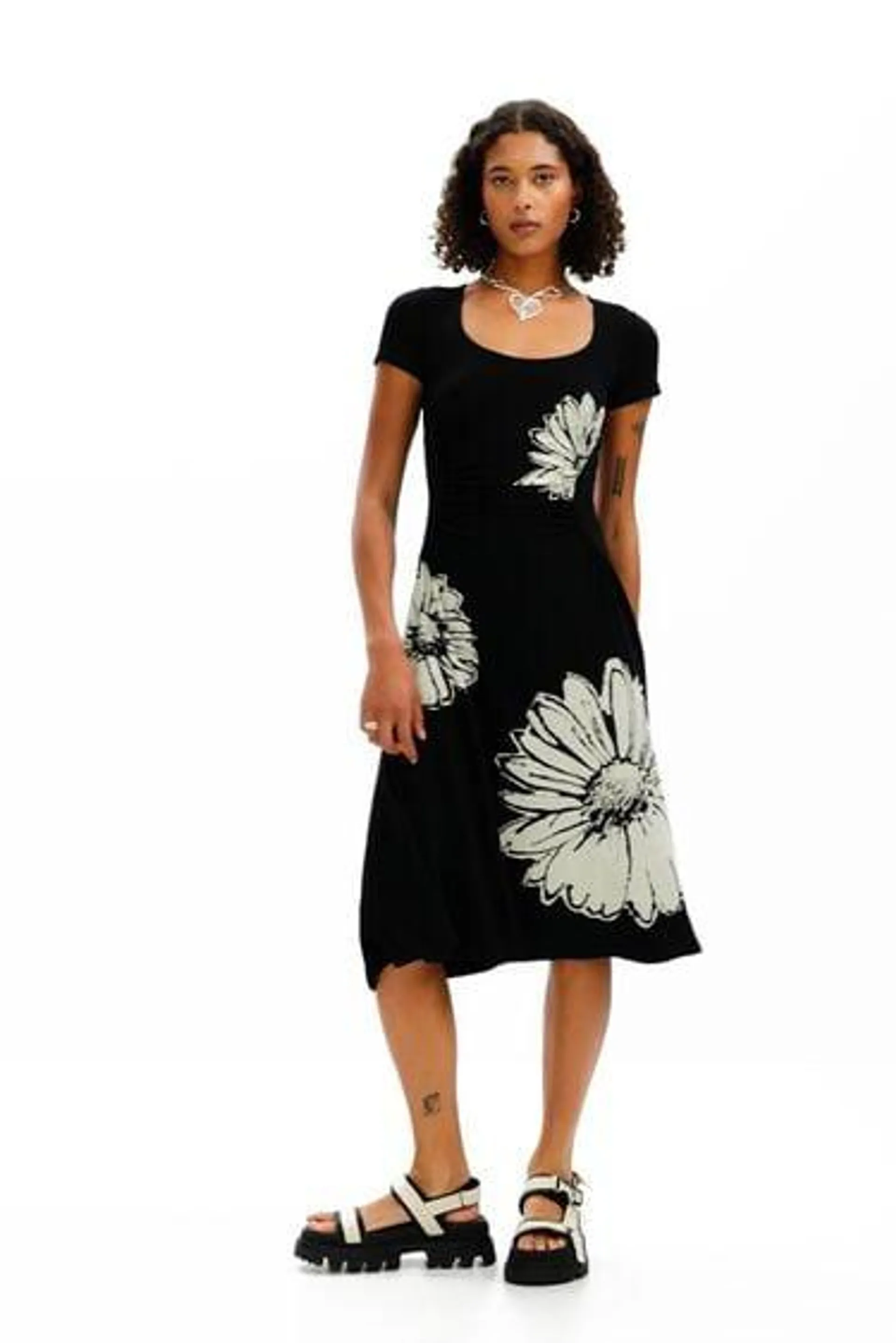 Short-sleeved midi dress with neckline and daisies.