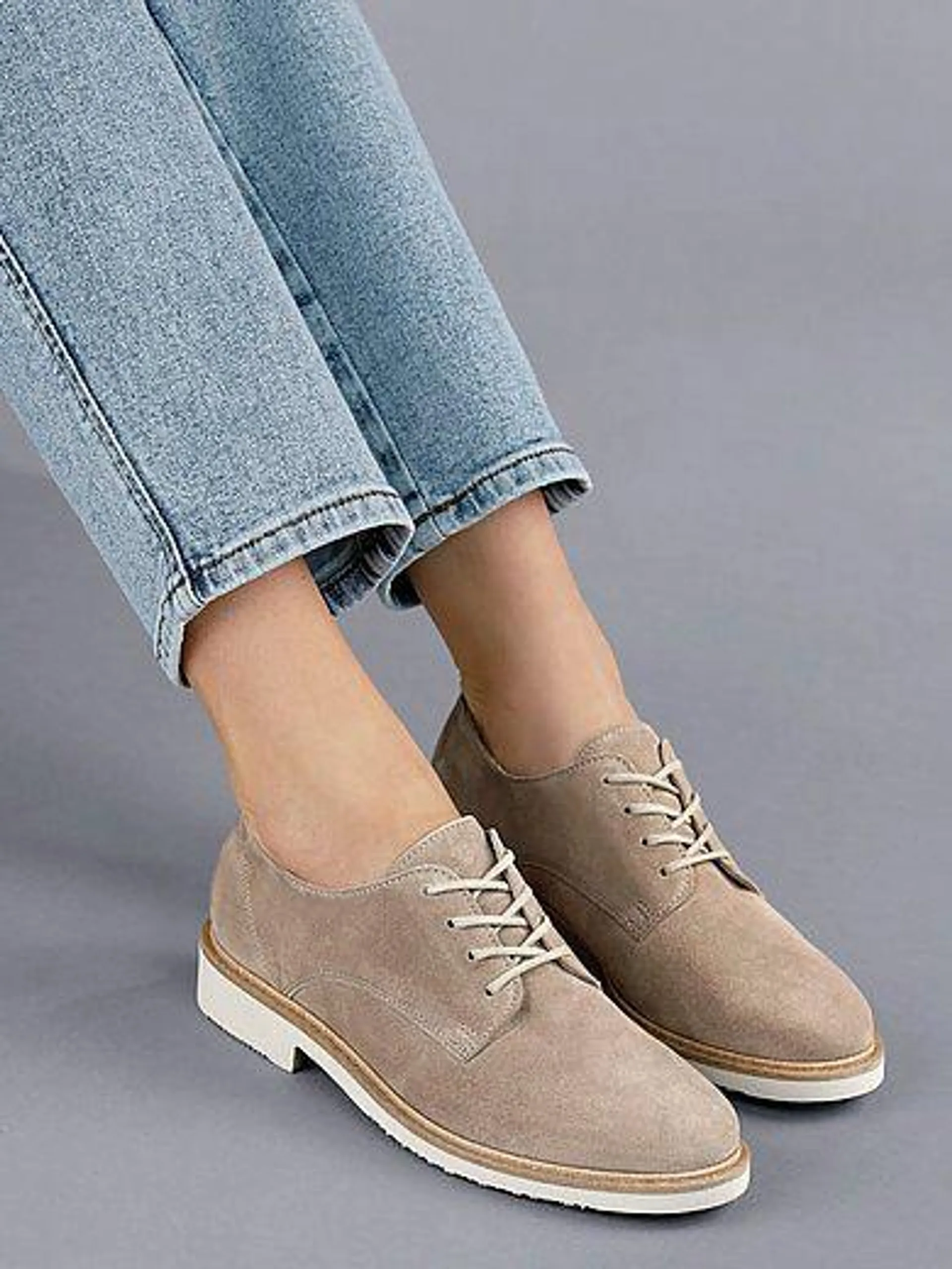 Lace-up shoes in calf suede