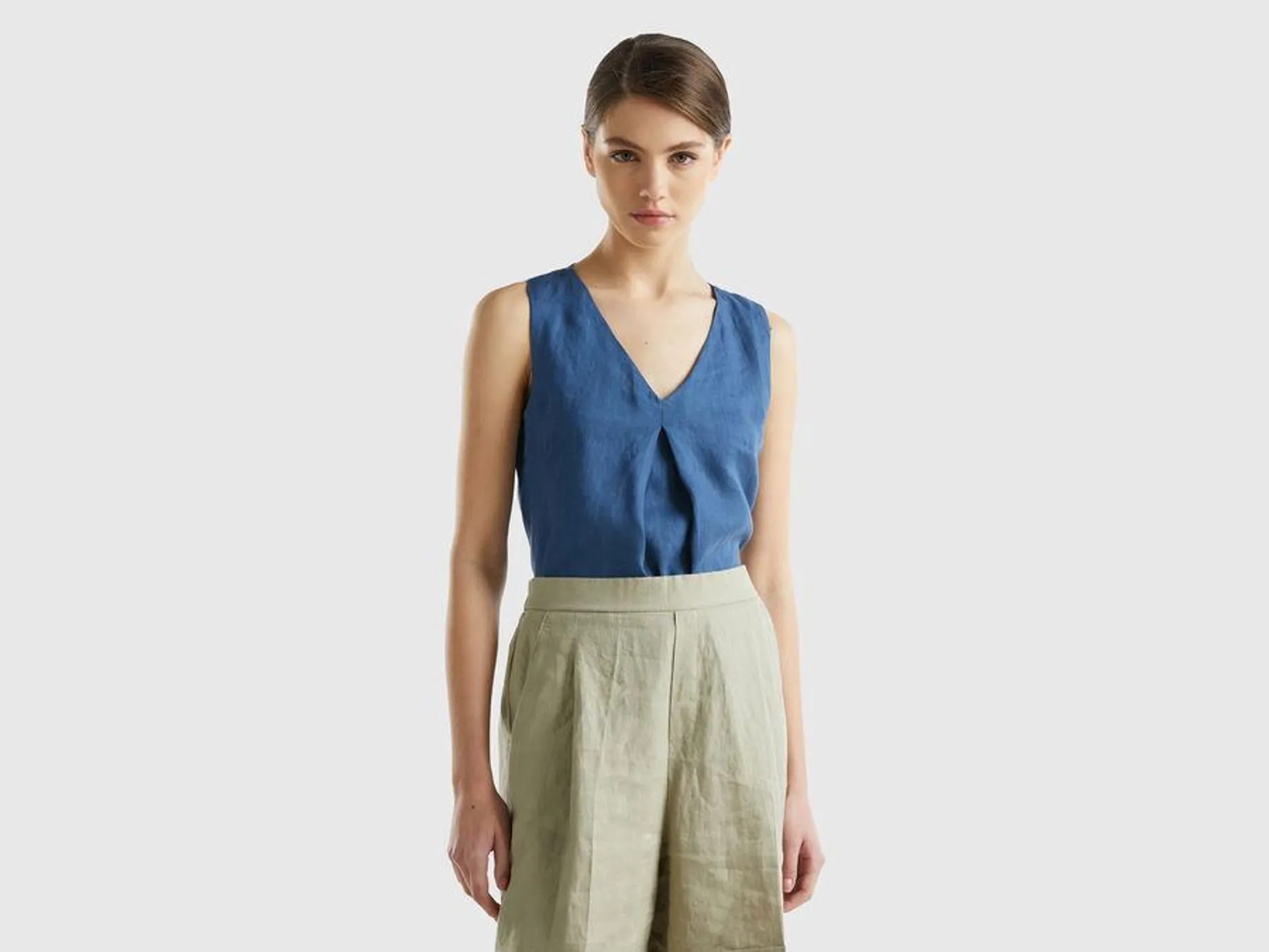 Sleeveless blouse in pure linen