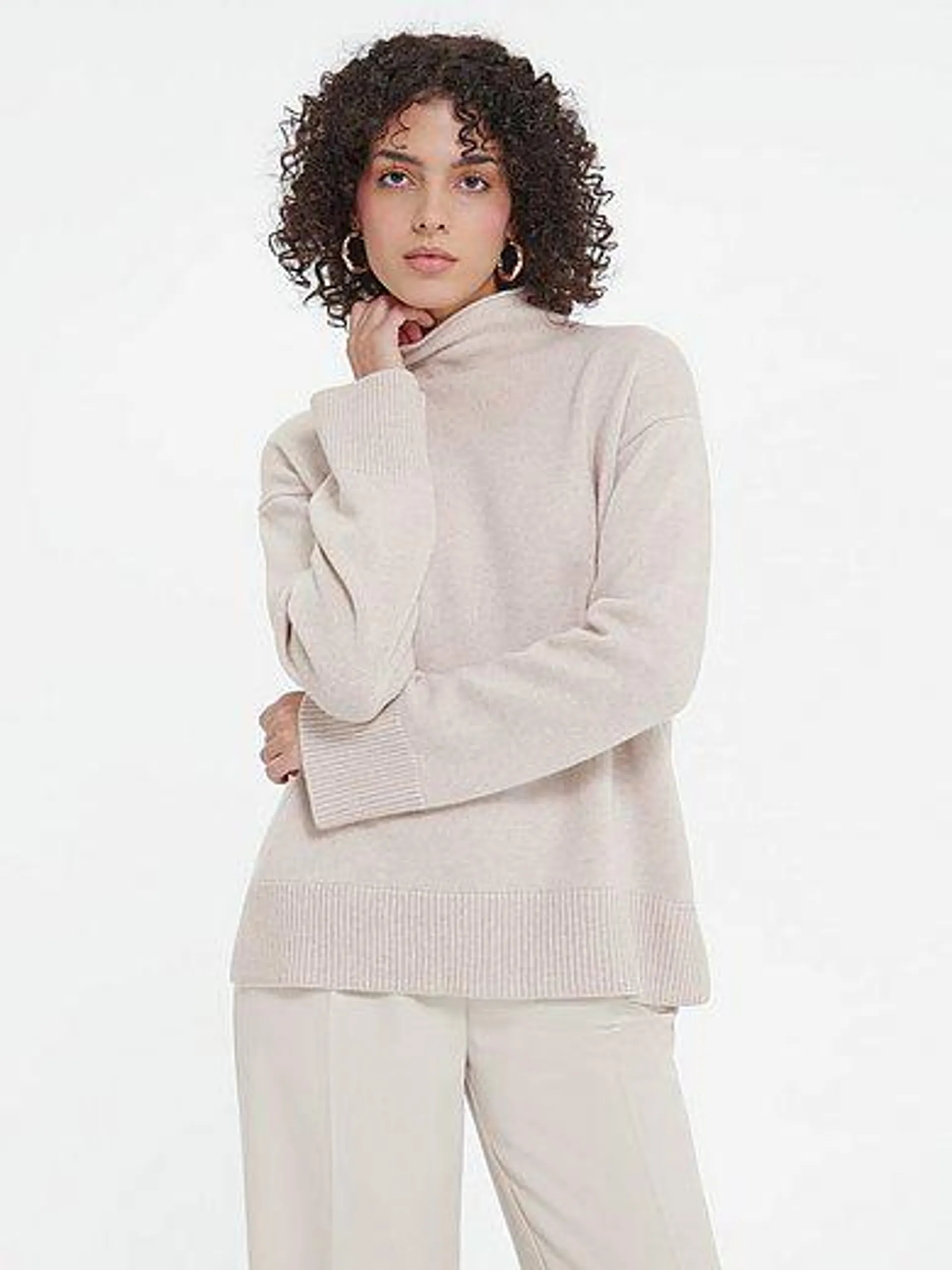 Jumper with a stand-up collar