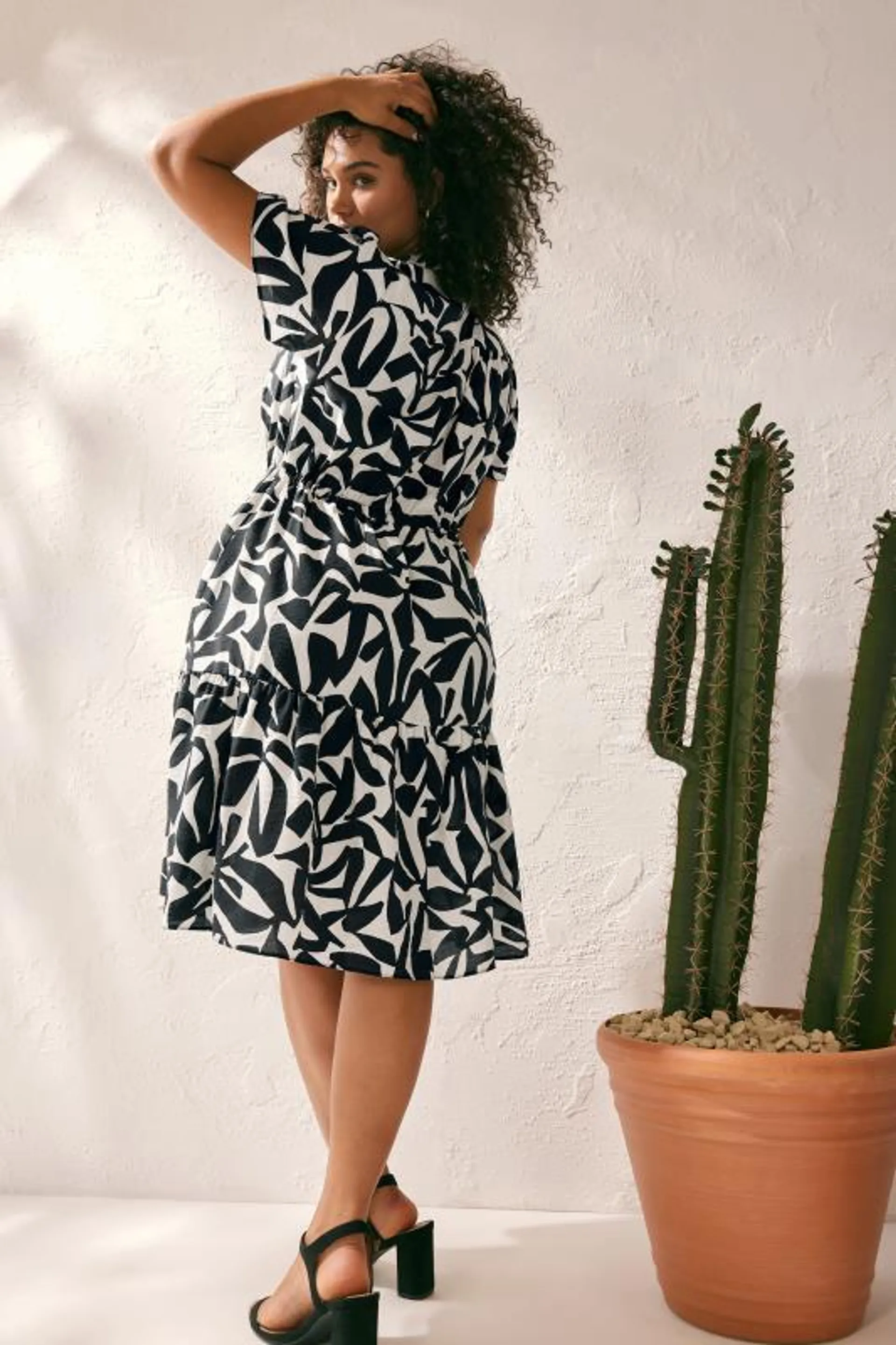 EVANS Curve Black Abstract Print Midi Shirt Dress