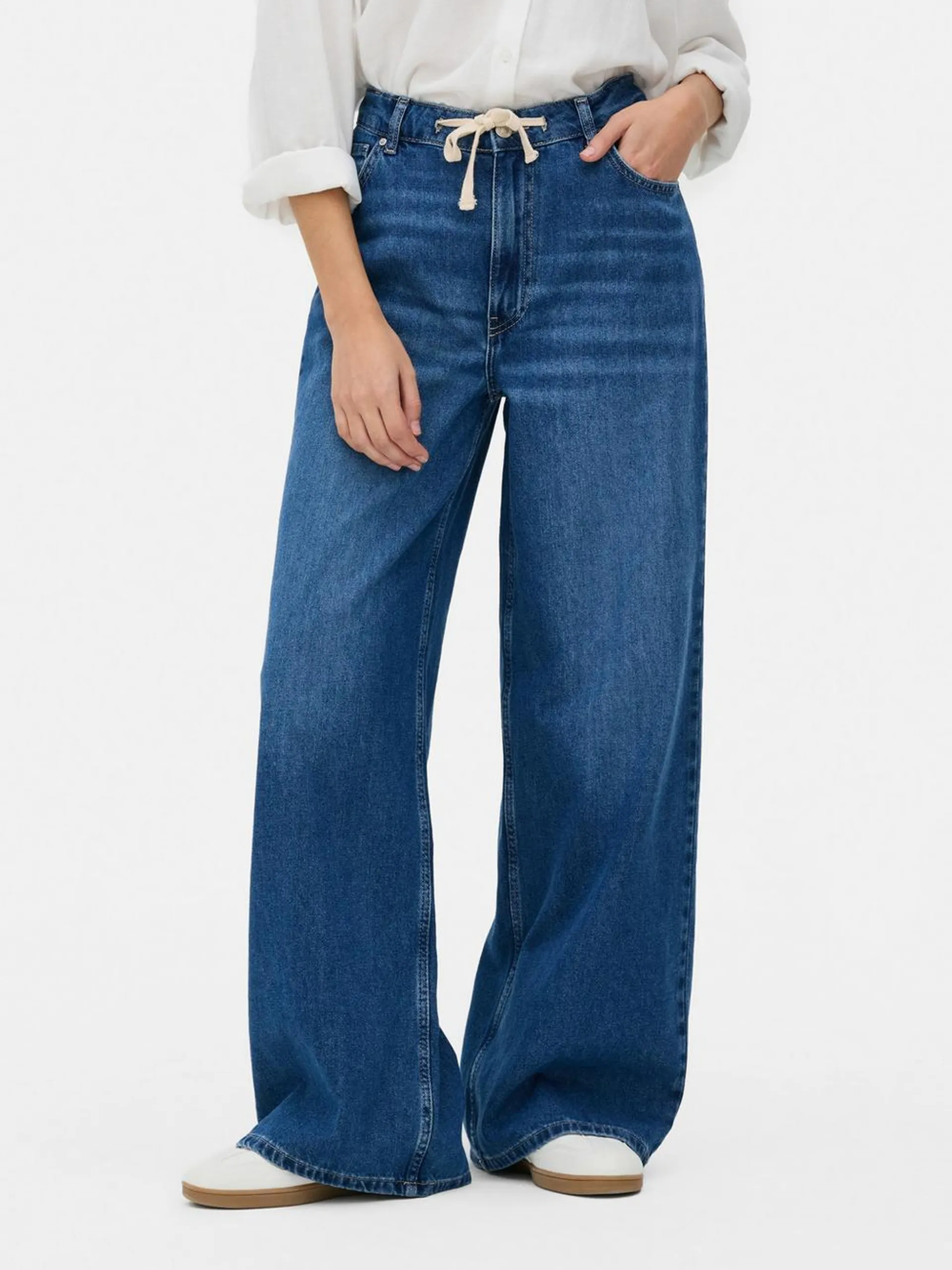 Jeans mit mittelhohem Bund und Bindegürtel