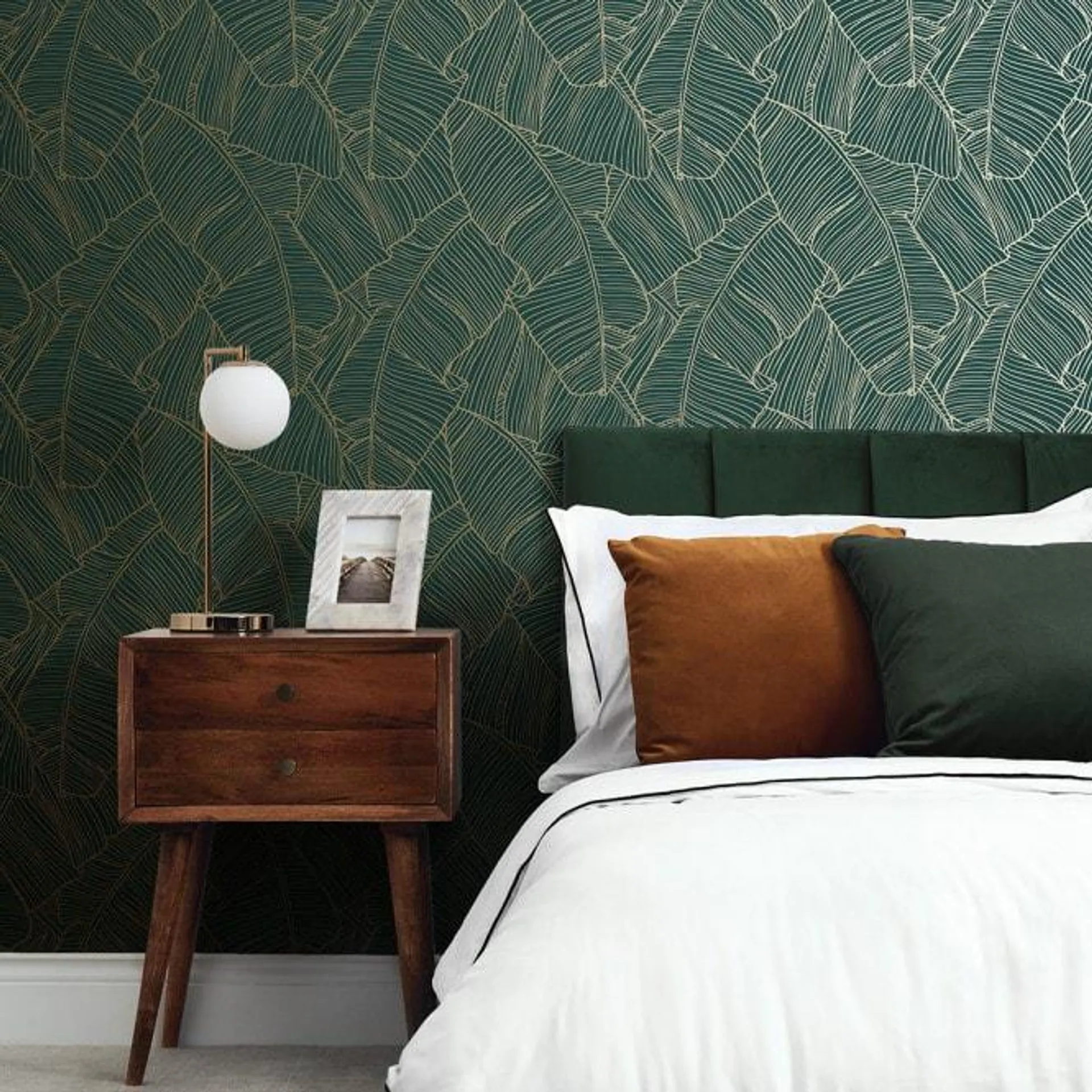 Banana Leaf Wallpaper in Emerald and Gold