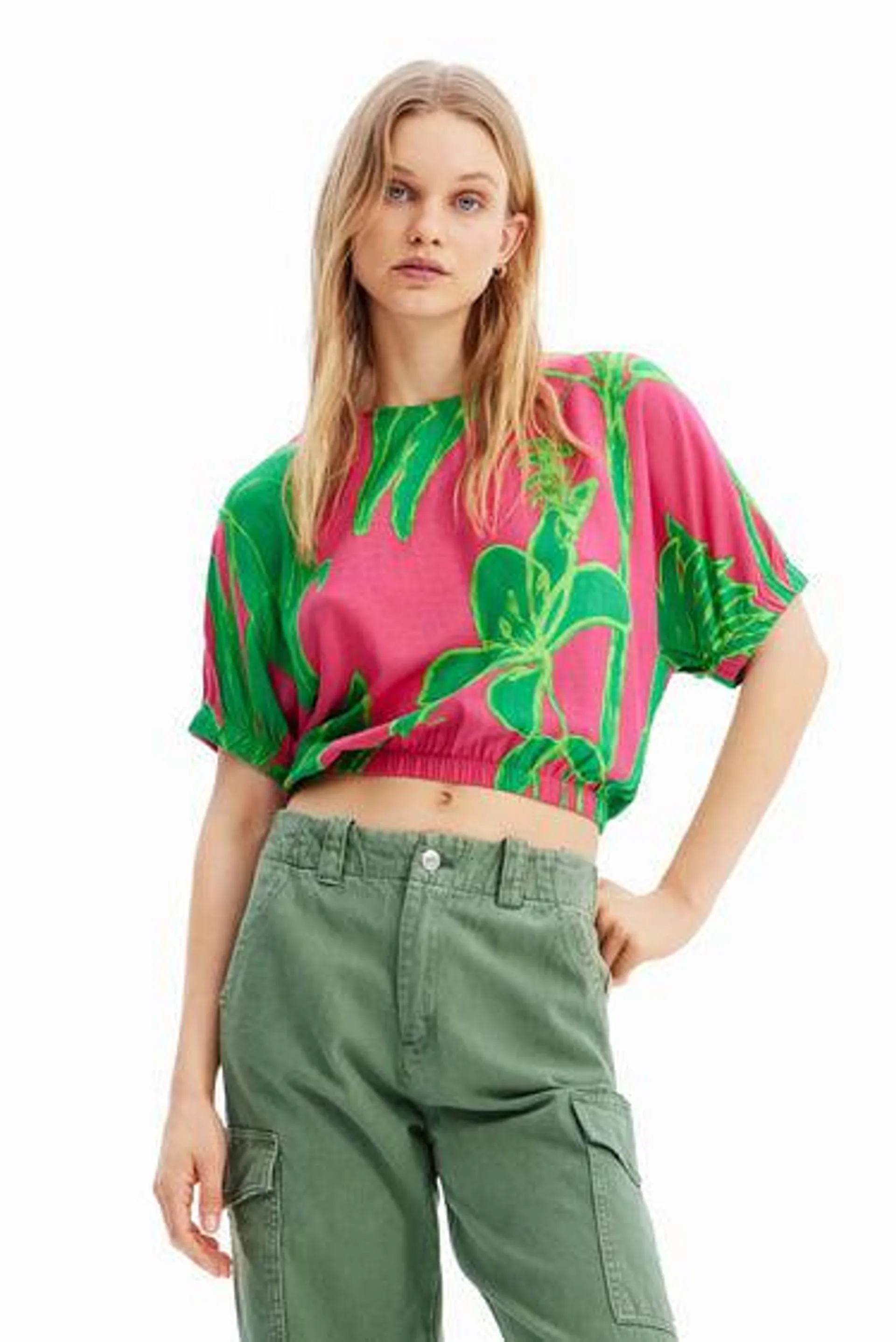Short tropical puff-sleeve blouse
