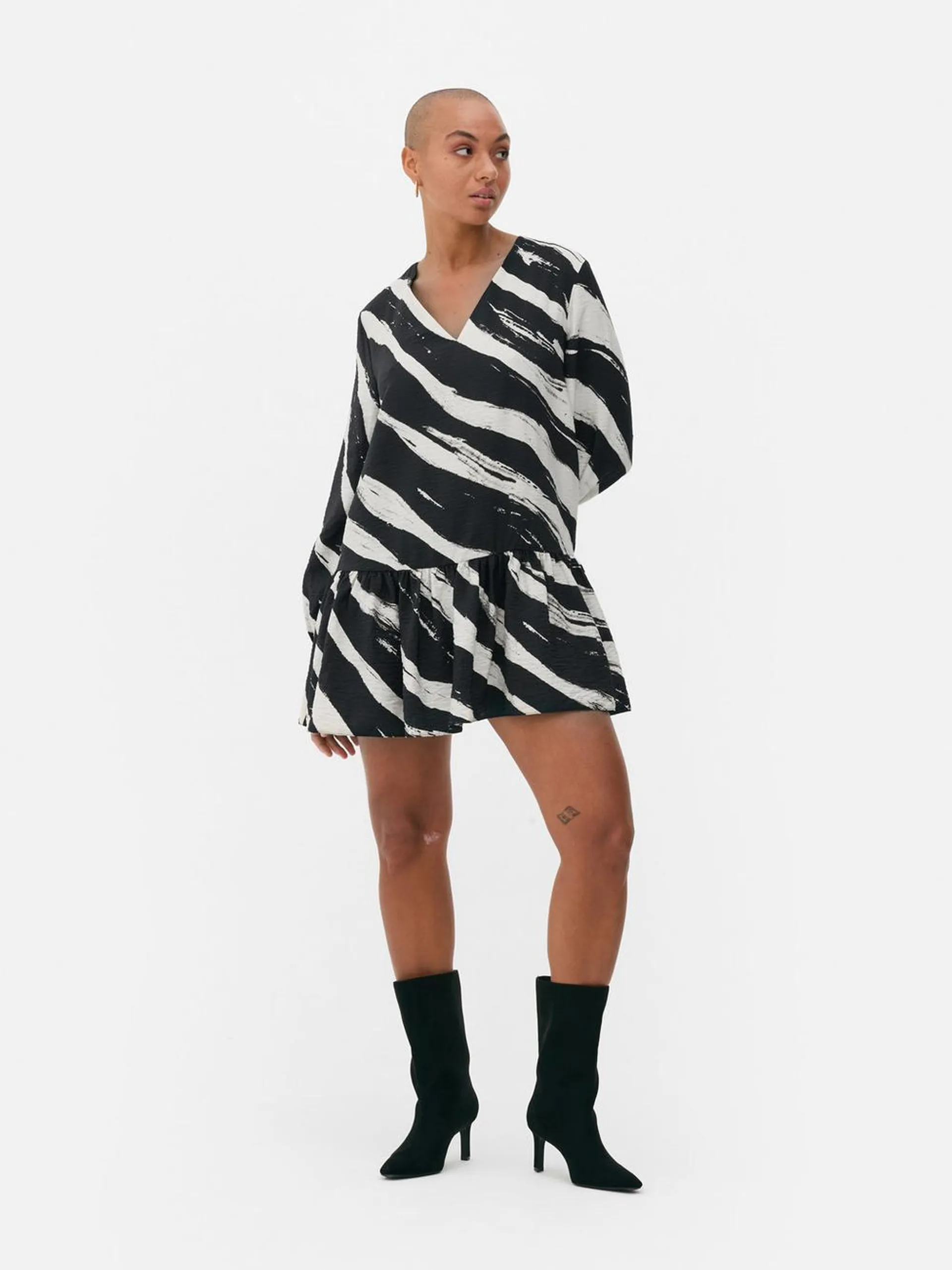 Vestido corto con cuello de pico y cintura baja