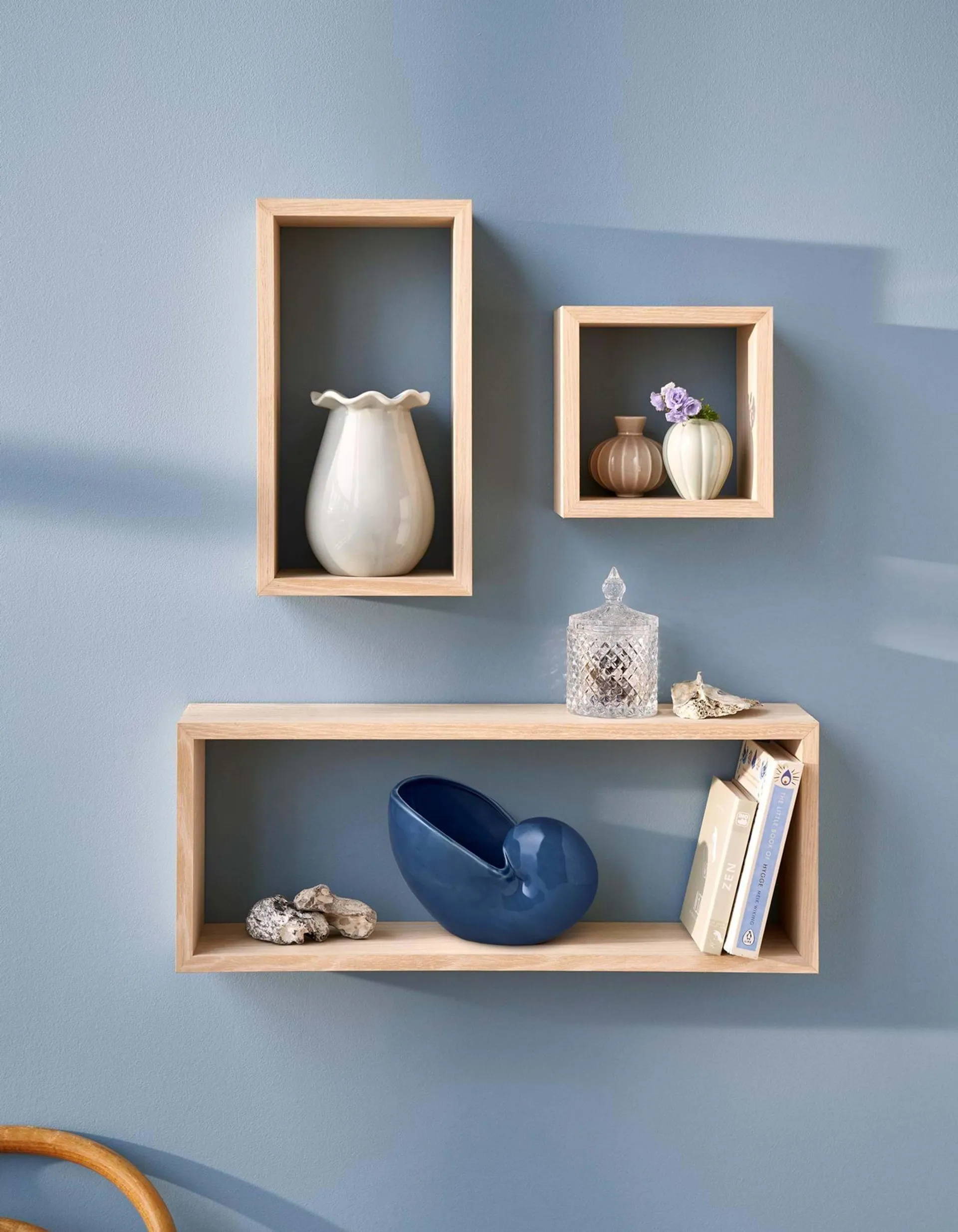 Wall shelf MDF/oak veneer. 59 x 12 x 23 cm.