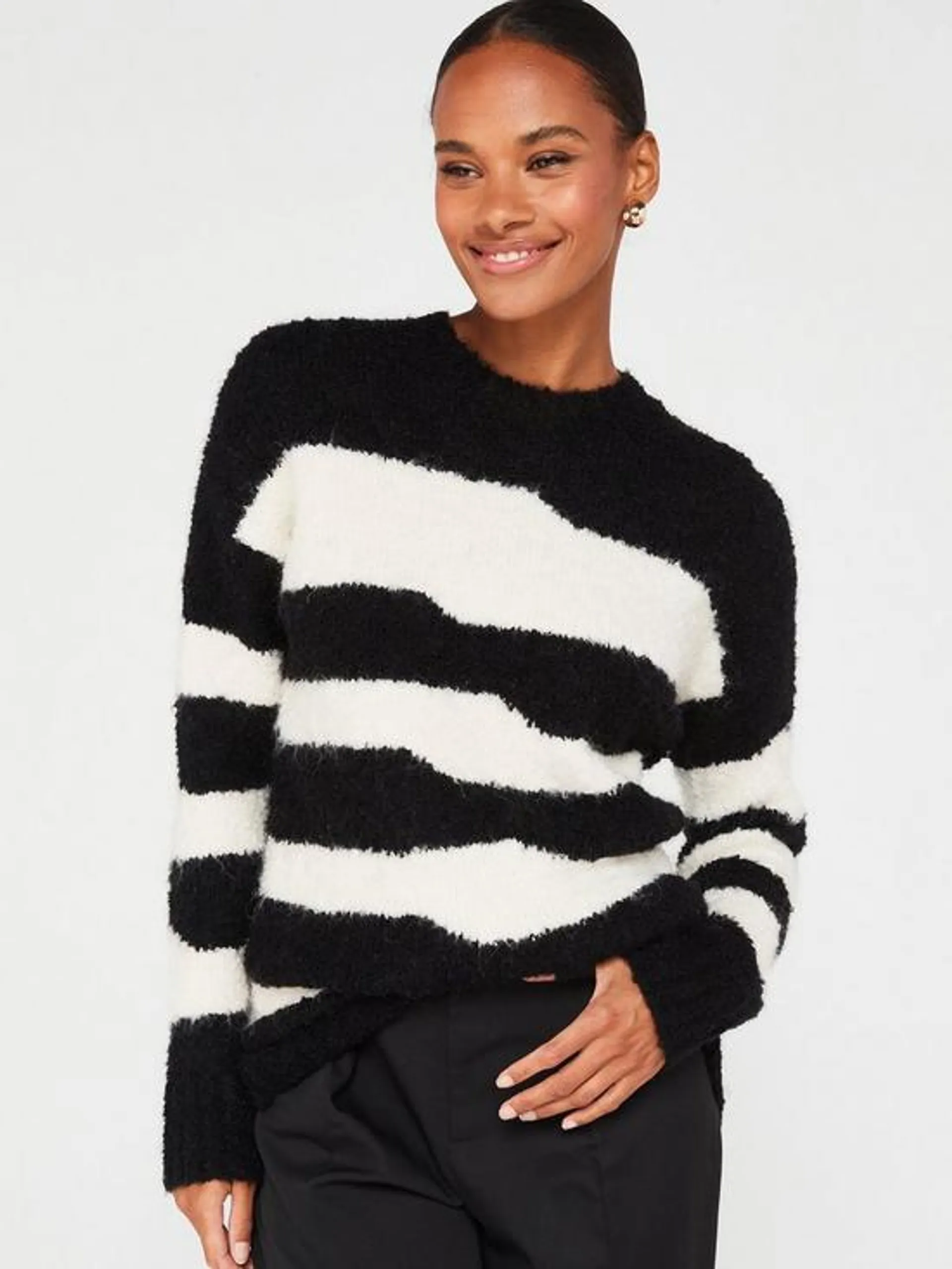 Cosy Boucle Abstract Long Jumper - Black/White