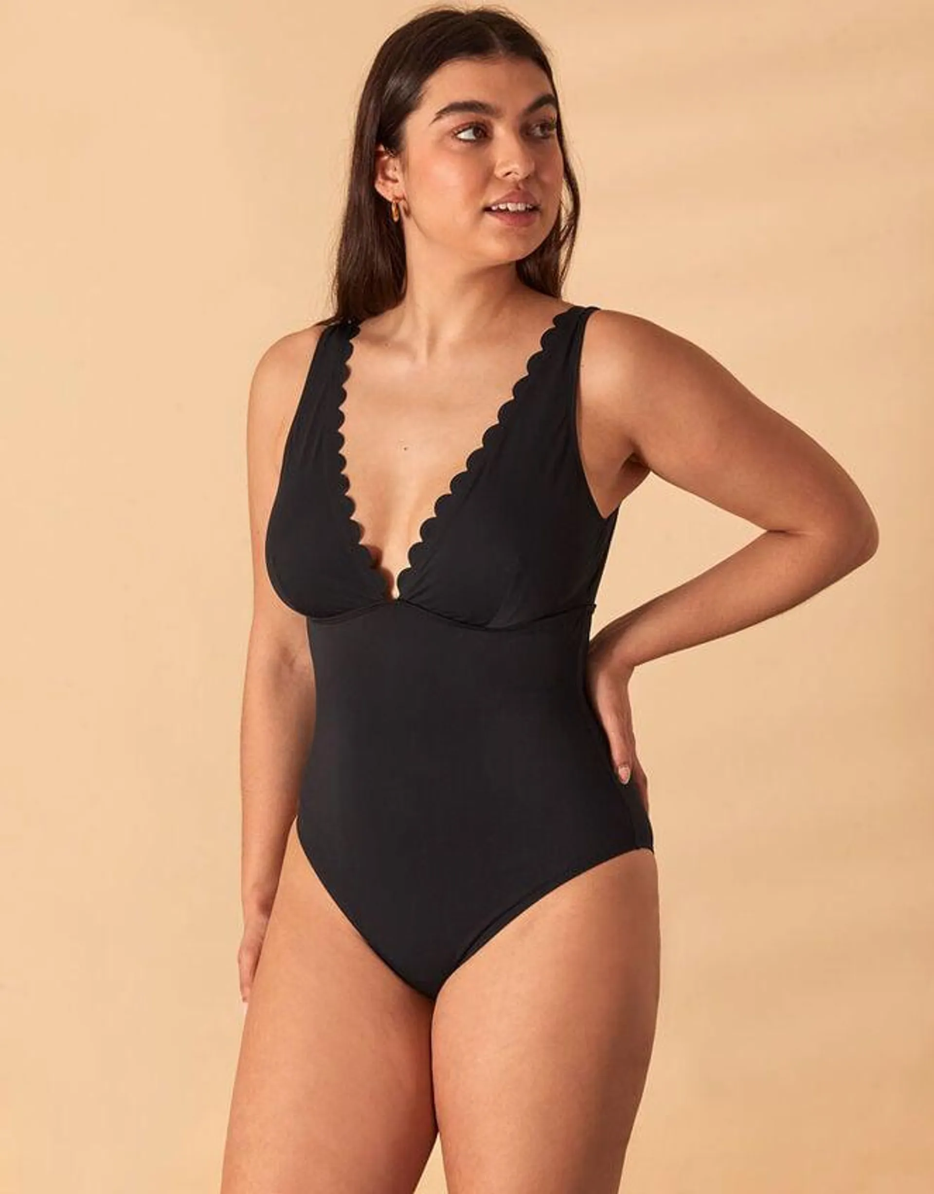 Scallop Shaping Swimsuit Black