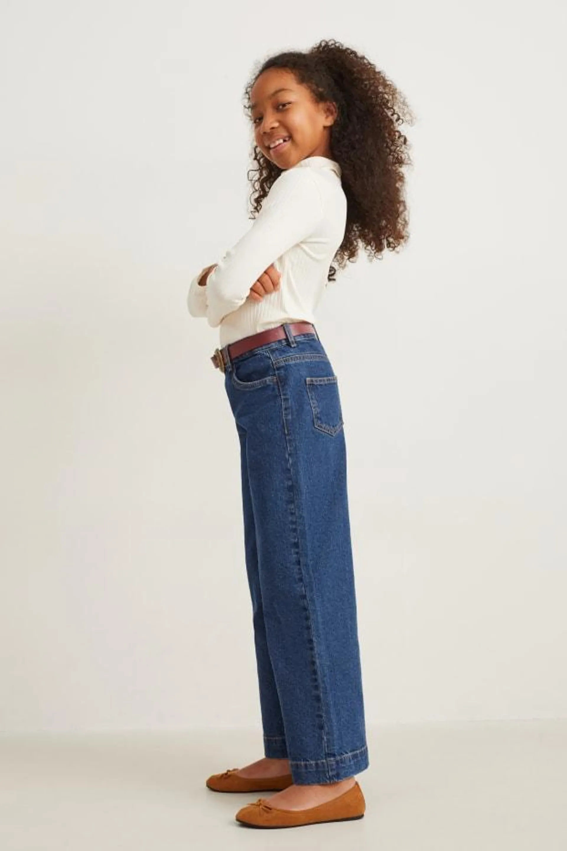 Wide leg jeans with belt