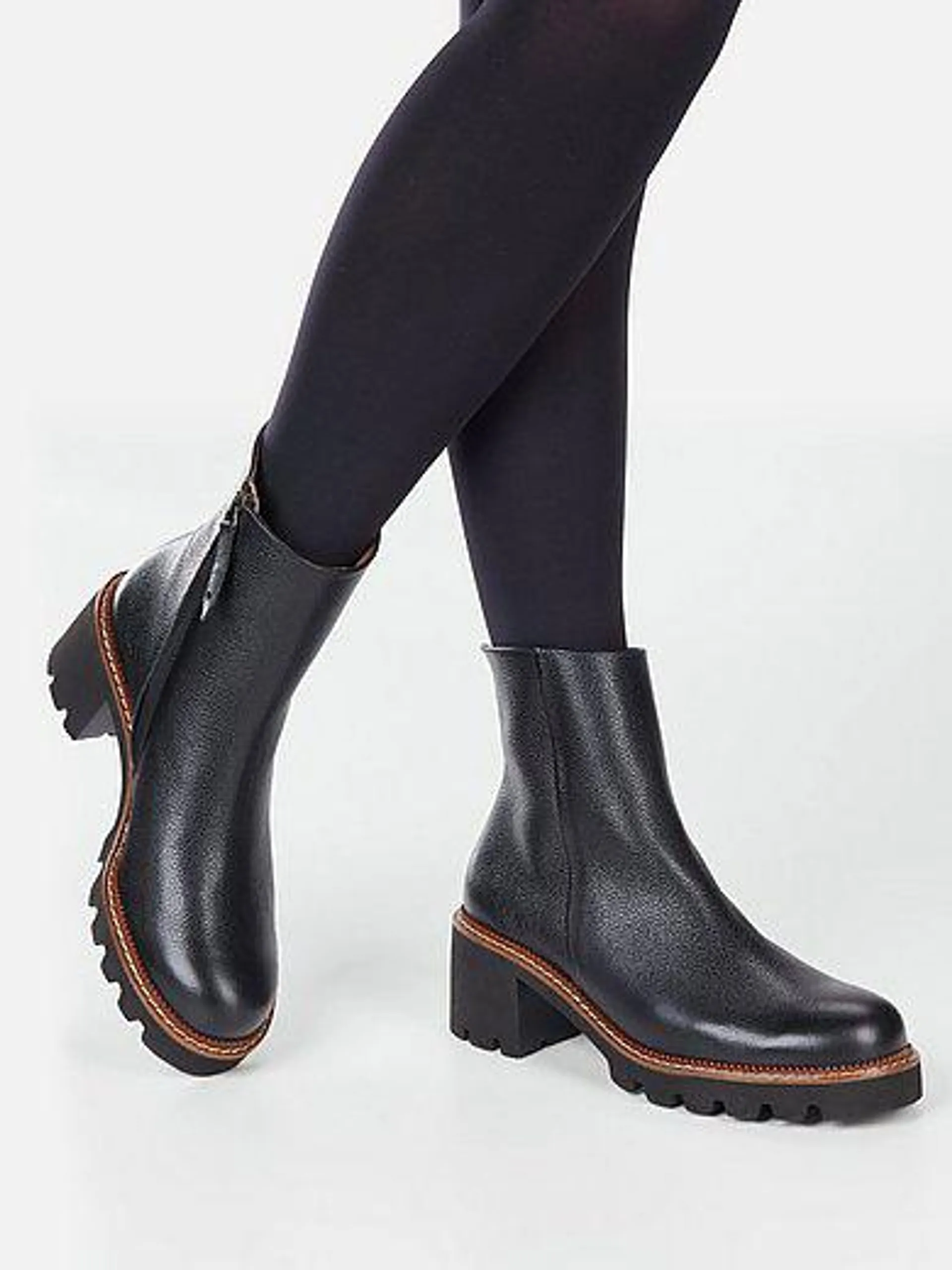 Ankle boots in cowhide nappa