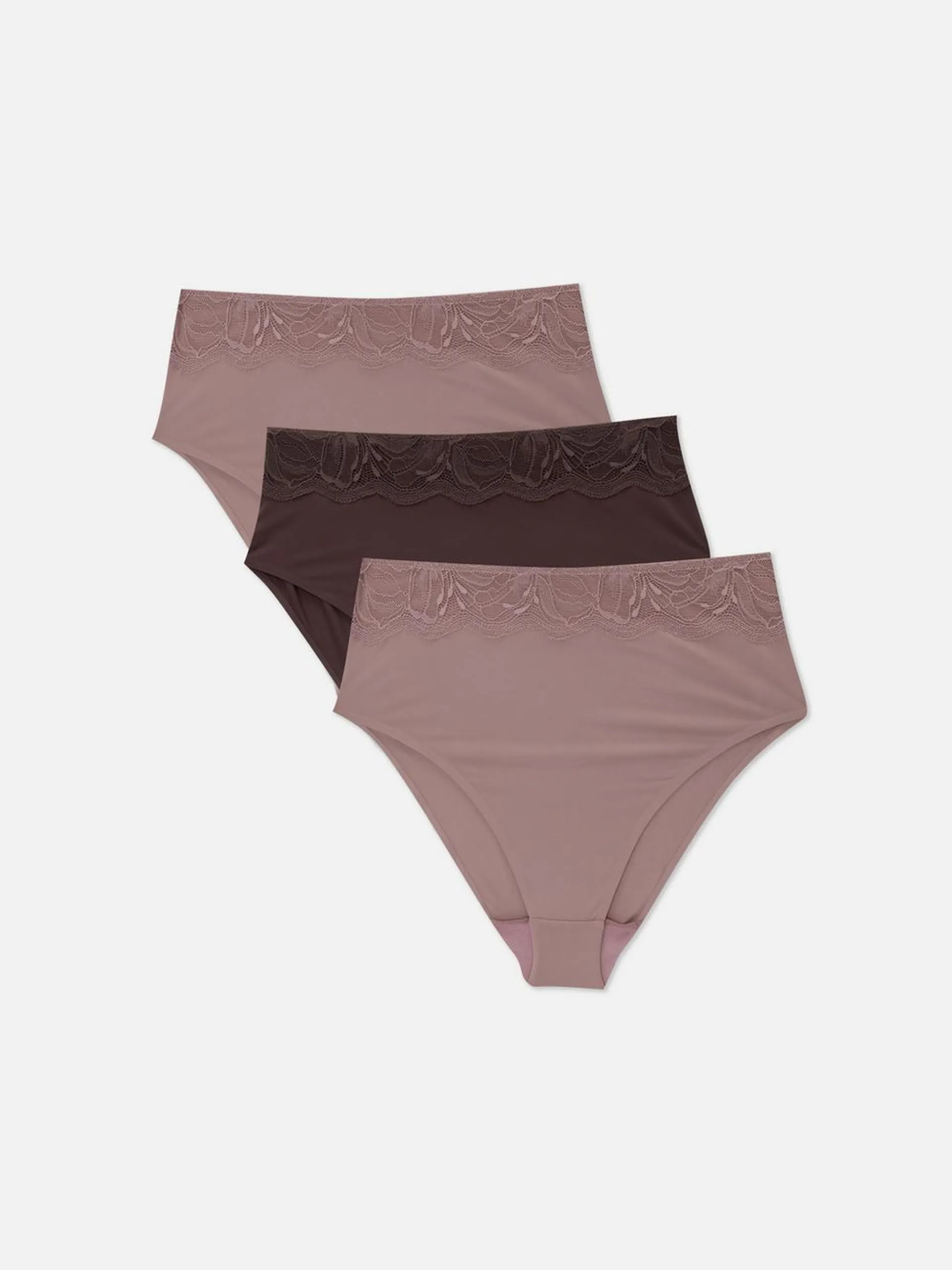 Un lot de trois culottes taille haute en tissu doux orné de dentelle