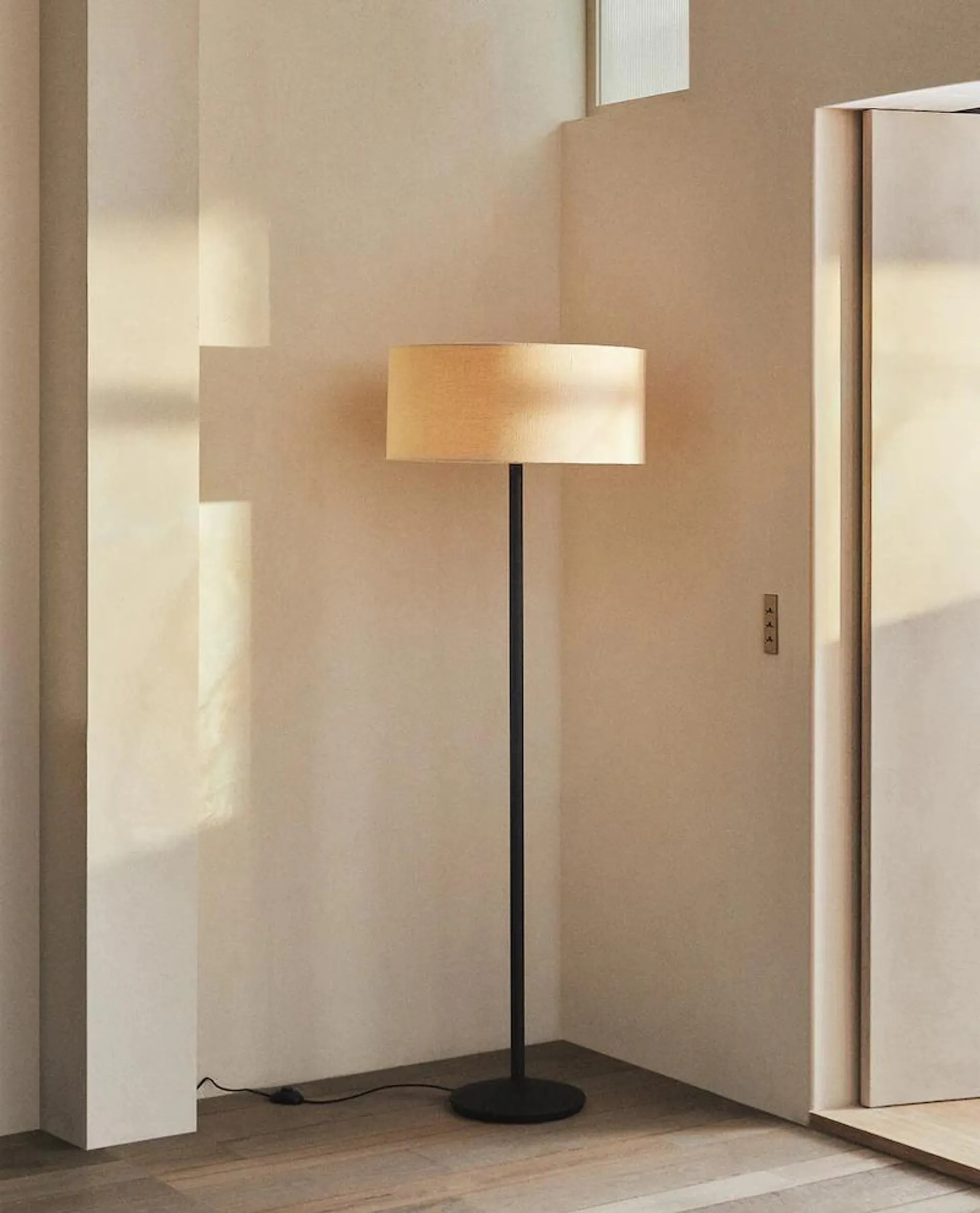 FLOOR LAMP WITH WOODEN BODY