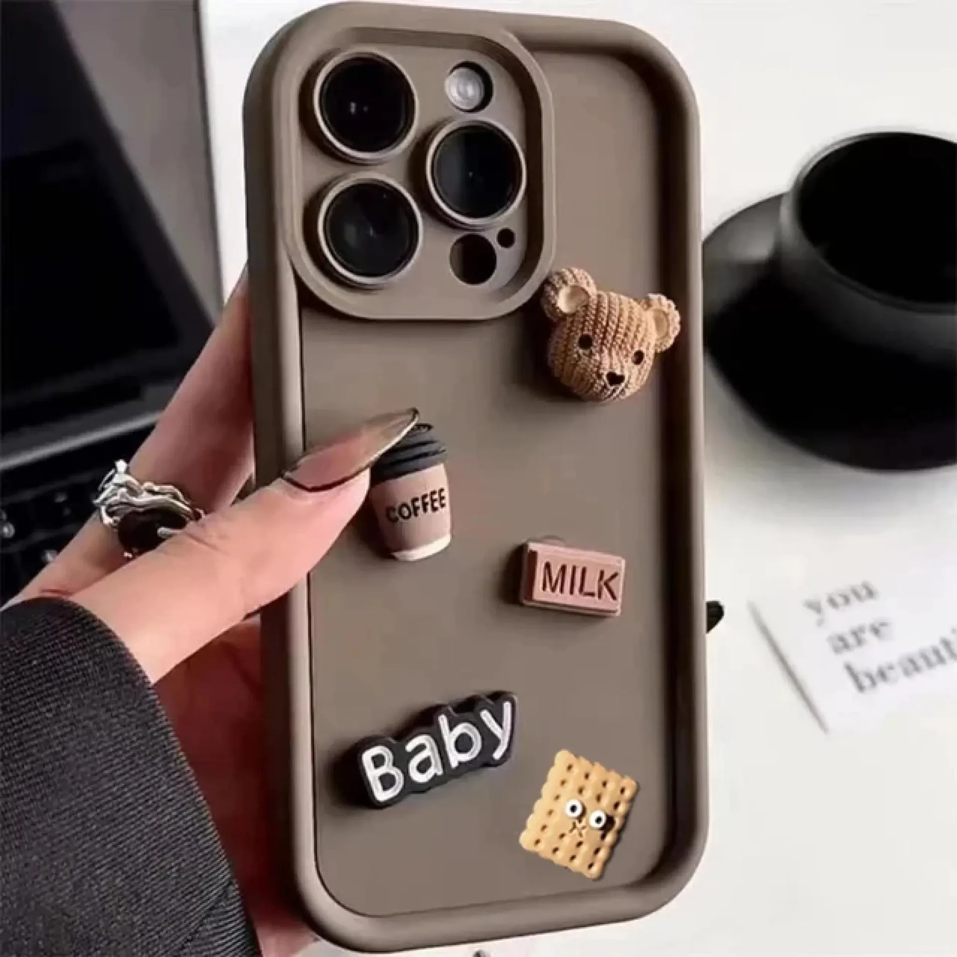 Bonita funda de silicona con dibujos animados de oso en 3D y café para iPhone 15, 12, 11, 13, 14 Pro Max, 16 Pro, 7, 8 Plus, X, XS, XR, 15 Pro, funda suave mate